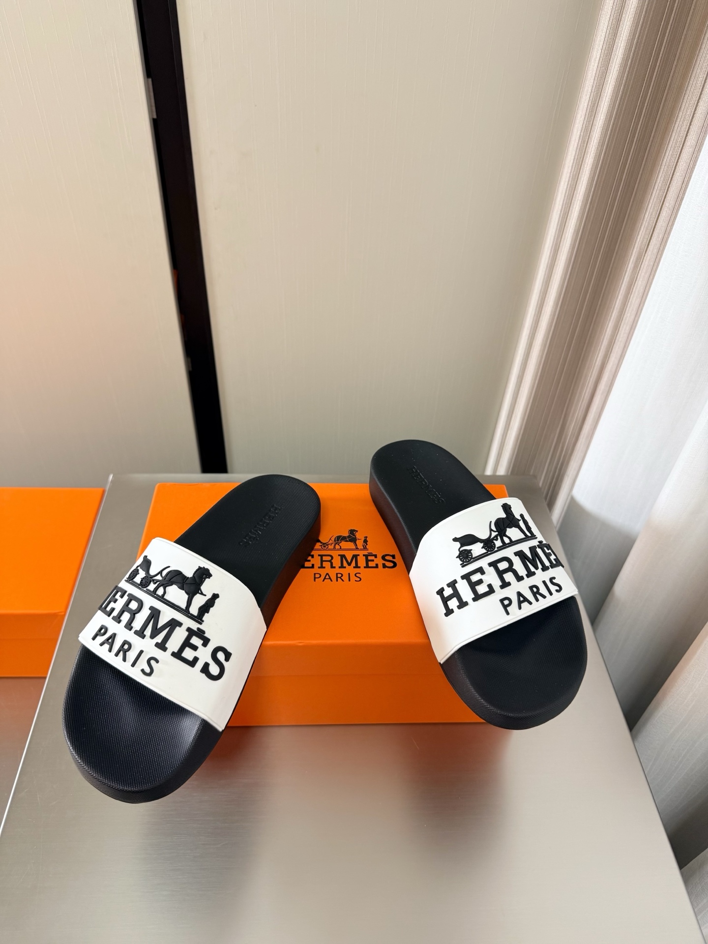 NO:785356,Hermès, the most classic logo of comfortable slippers, simple and sexy, a must-have for beautiful feet, flat series P, classic combination, simple design, white, high version, TPU molded outsole, men's model, simple and crazy, classic and versatile, the same as the original molded outsole, handicraft, lightweight design, high-end connotation, nobility in shoes, eye-catching 38 39 40 41 42 43 44 45 46 47 (45 46  47 Customized) Configuration original packaging, slippers, hermes, slippers19860909爱马仕 舒适拖鞋最经典logo 简约性感 美脚必选款 平底系列 P  经典搭配 简约设计  白色 高版本 TPU成型大底 男款 简约狂魔 经典百搭 原版一致 成型大底 手工艺  轻便 设计 内涵高端感十足 鞋中贵族  醒目 38 39 40 41 42 43 44 45 46 47 （45 46 47定制定制）     配置原版包装,拖鞋,hermes,slippers,Women's Shoes