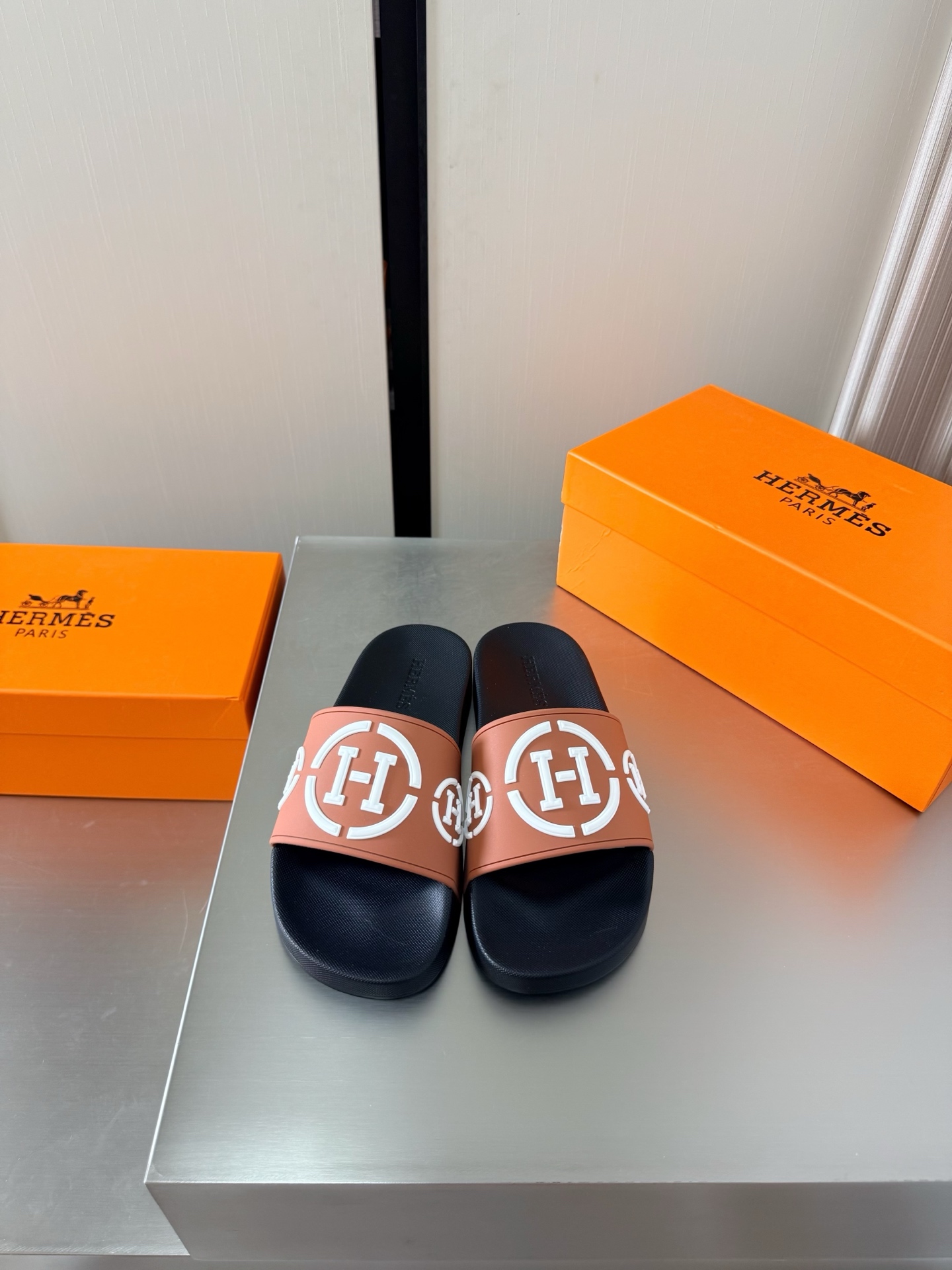 NO:785360,Hermès Comfortable Slippers H Label Series Slippers Simple and Sexy Must-Select for Beautiful Feet Flat Series P Classic Matching Simple Design Brown High Version TPU Molded Outsole Men's Style Simple Madness Classic and Versatile Same as the Original Molded Outsole Handicraft Lightweight Design Full of High-end Connotation Nobility in Shoes Eye-catching 38 39 40 41 42 43 44 45 46 47 (45  46 47 customized) equipped with original packaging, slippers, hermes, slippers19860909爱马仕 舒适拖鞋 H标系列拖鞋 简约性感 美脚必选款 平底系列 P  经典搭配 简约设计  棕色 高版本 TPU成型大底 男款 简约狂魔 经典百搭 原版一致 成型大底 手工艺  轻便 设计 内涵高端感十足 鞋中贵族  醒目 38 39 40 41 42 43 44 45 46 47 （45 46 47定制定制）     配置原版包装,拖鞋,hermes,slippers,Women's Shoes