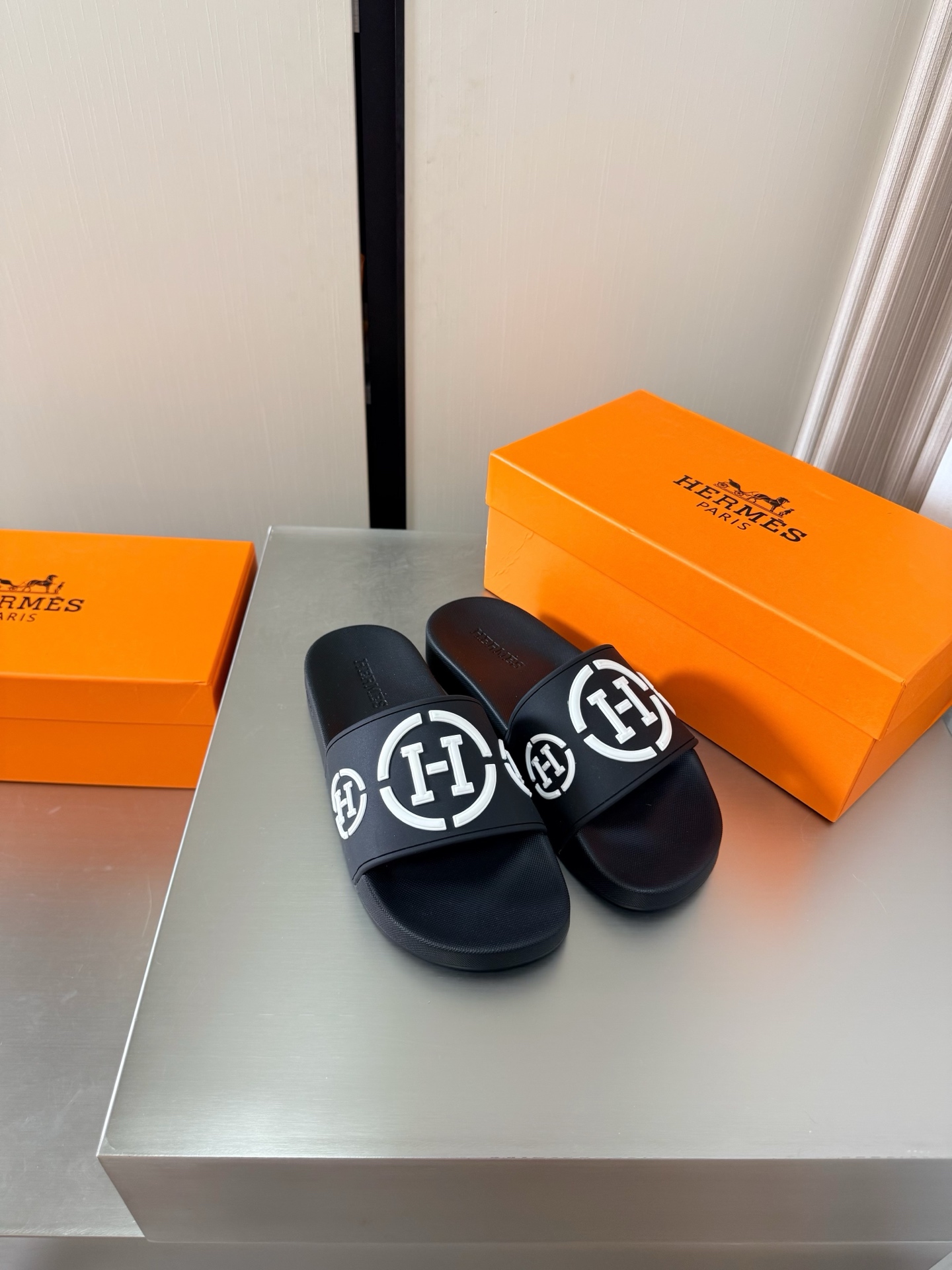 NO:785370,Hermès Comfortable Slippers H Label Series Slippers Simple and Sexy Must-Select for Beautiful Feet Flat Series P Classic Matching Simple Design Black and White High Version TPU Molded Outsole Men's Style Simple Madness Classic and Versatile Same as the Original Molded Outsole Handicraft Lightweight Design Full of High-end Connotation Nobility in Shoes Eye-catching 38 39 40 41 42 43 44 45 46 47 (45  46 47 customized) equipped with original packaging, slippers, hermes, slippers19860909爱马仕 舒适拖鞋 H标系列拖鞋 简约性感 美脚必选款 平底系列 P  经典搭配 简约设计  黑白 高版本 TPU成型大底 男款 简约狂魔 经典百搭 原版一致 成型大底 手工艺  轻便 设计 内涵高端感十足 鞋中贵族  醒目 38 39 40 41 42 43 44 45 46 47 （45 46 47定制定制）     配置原版包装,拖鞋,hermes,slippers,Women's Shoes
