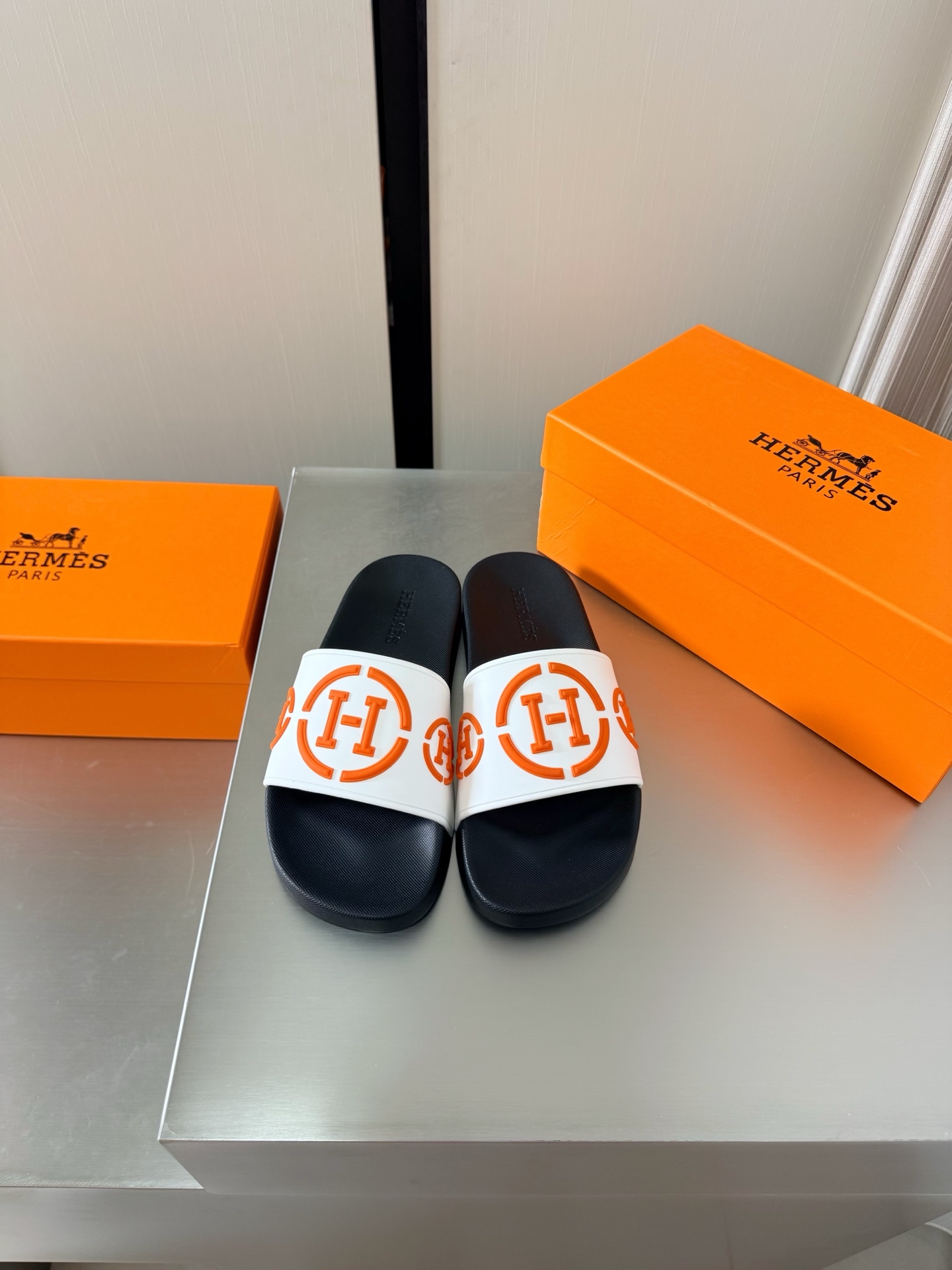 NO:785367,Hermès Comfortable Slippers H Label Series Slippers Simple and Sexy Must-Select for Beautiful Feet Flat Series P Classic Matching Simple Design White Orange High Version TPU Molded Outsole Men's Style Simple Crazy Classic Versatility Same as the Original Molded Outsole Handicraft Lightweight Design High-end Connotation Nobility in Shoes Eye-catching 38 39 40 41 42 43 44 45 46 47 (45  46 47 customized) equipped with original packaging, slippers, hermes, slippers19860909爱马仕 舒适拖鞋 H标系列拖鞋 简约性感 美脚必选款 平底系列 P  经典搭配 简约设计  白橘 高版本 TPU成型大底 男款 简约狂魔 经典百搭 原版一致 成型大底 手工艺  轻便 设计 内涵高端感十足 鞋中贵族  醒目 38 39 40 41 42 43 44 45 46 47 （45 46 47定制定制）     配置原版包装,拖鞋,hermes,slippers,Women's Shoes