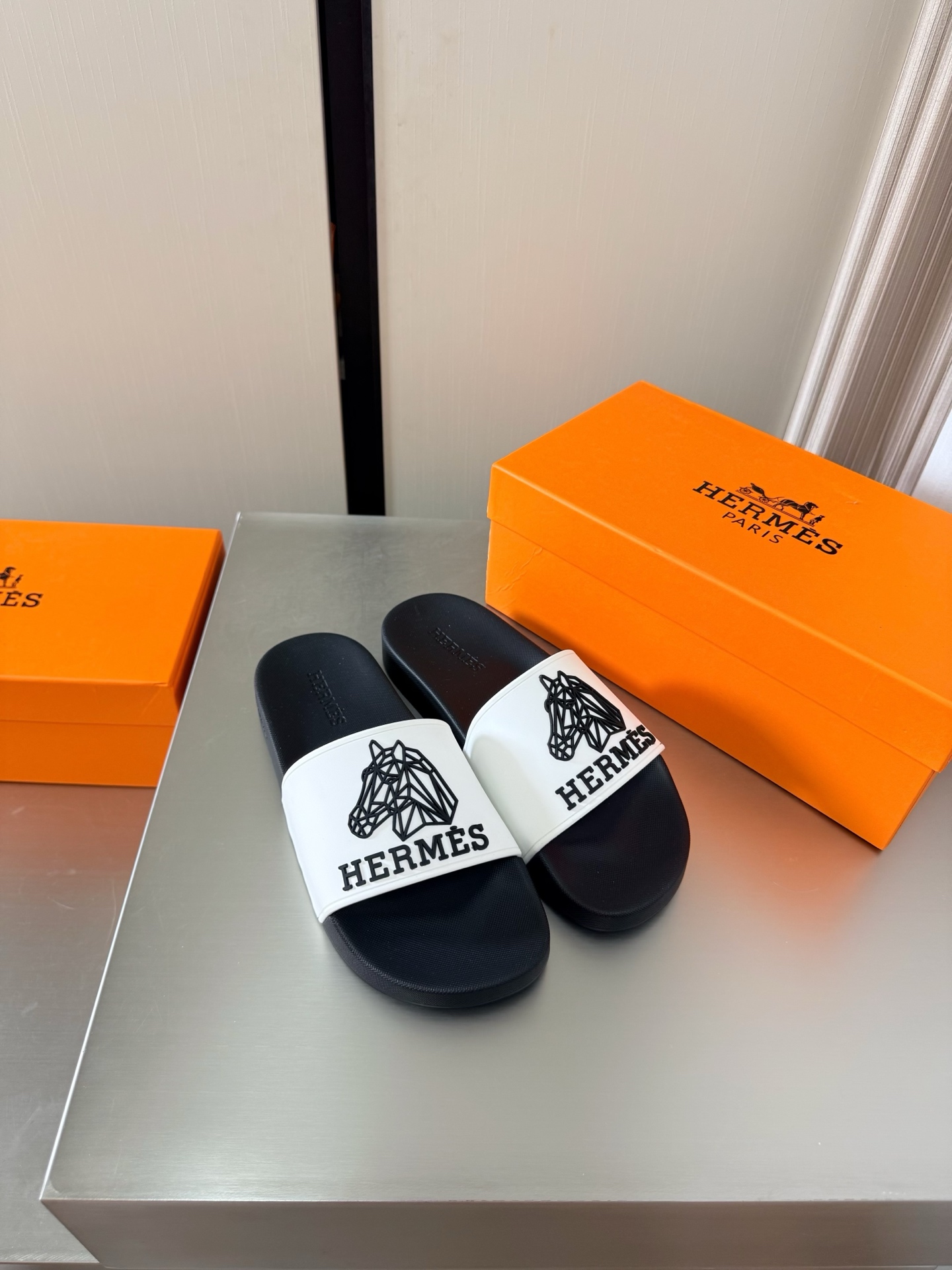 NO:785373,Hermès Comfortable Slippers H Label Series Slippers Simple and Sexy Must-Select for Beautiful Feet Flat Series P Classic Match Simple Design White High Version TPU Molded Outsole Men's Style Simple Madness Classic and Versatile Same as the Original Molded Outsole Handicraft Lightweight Design High-end Connotation Nobility in Shoes Eye-catching 38 39 40 41 42 43 44 45 46 47 (45  46 47 customized) equipped with original packaging, slippers, hermes, slippers19860909爱马仕 舒适拖鞋 H标系列拖鞋 简约性感 美脚必选款 平底系列 P  经典搭配 简约设计  白色 高版本 TPU成型大底 男款 简约狂魔 经典百搭 原版一致 成型大底 手工艺  轻便 设计 内涵高端感十足 鞋中贵族  醒目 38 39 40 41 42 43 44 45 46 47 （45 46 47定制定制）     配置原版包装,拖鞋,hermes,slippers,Women's Shoes