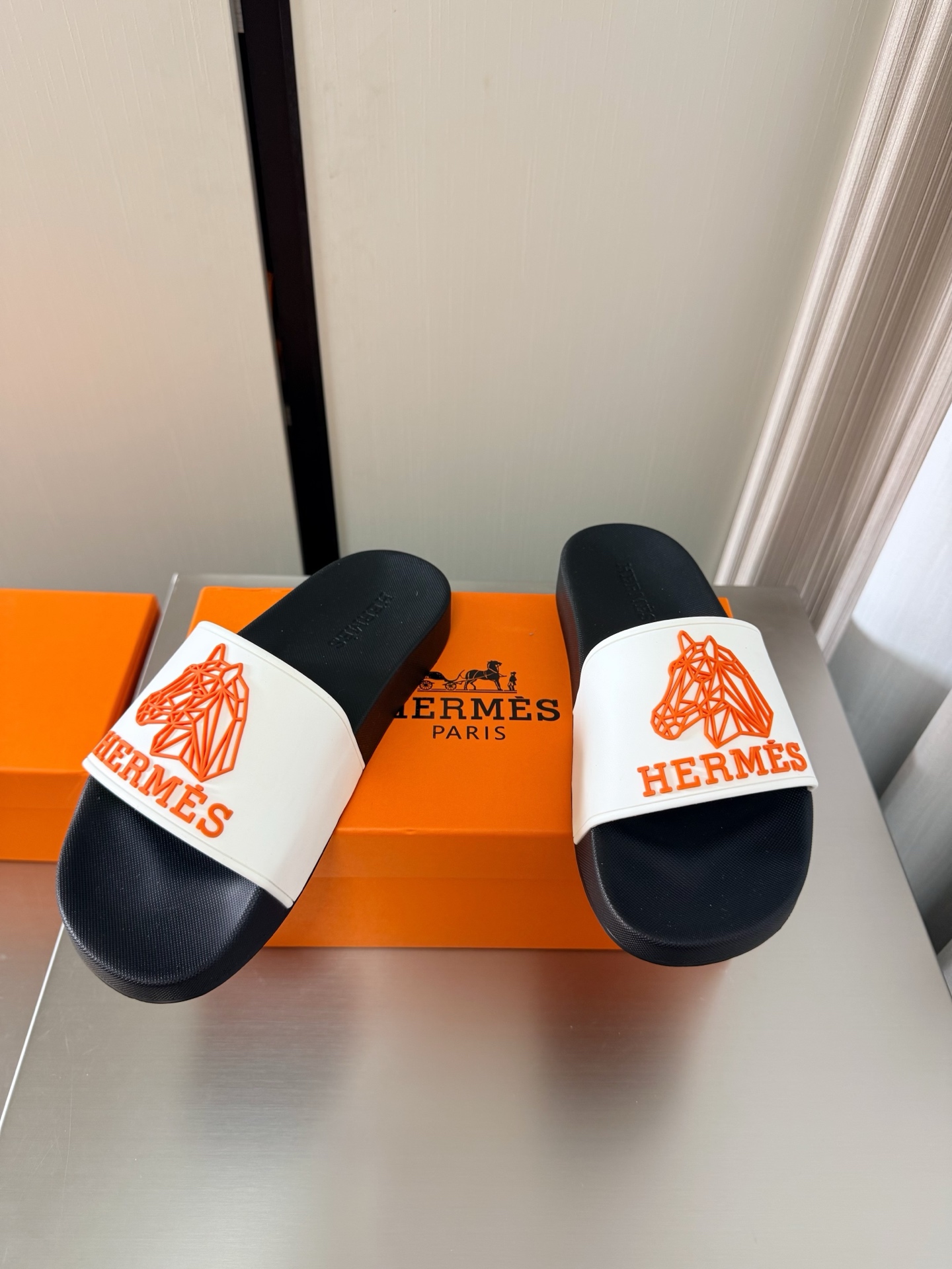 NO:785376,Hermès Comfortable Slippers H Label Series Slippers Simple and Sexy Must-Select for Beautiful Feet Flat Series P Classic Matching Simple Design White Orange High Version TPU Molded Outsole Men's Style Simple Crazy Classic Versatility Same as the Original Molded Outsole Handicraft Lightweight Design High-end Connotation Nobility in Shoes Eye-catching 38 39 40 41 42 43 44 45 46 47 (45  46 47 customized) equipped with original packaging, slippers, hermes, slippers19860909爱马仕 舒适拖鞋 H标系列拖鞋 简约性感 美脚必选款 平底系列 P  经典搭配 简约设计  白橘 高版本 TPU成型大底 男款 简约狂魔 经典百搭 原版一致 成型大底 手工艺  轻便 设计 内涵高端感十足 鞋中贵族  醒目 38 39 40 41 42 43 44 45 46 47 （45 46 47定制定制）     配置原版包装,拖鞋,hermes,slippers,Women's Shoes