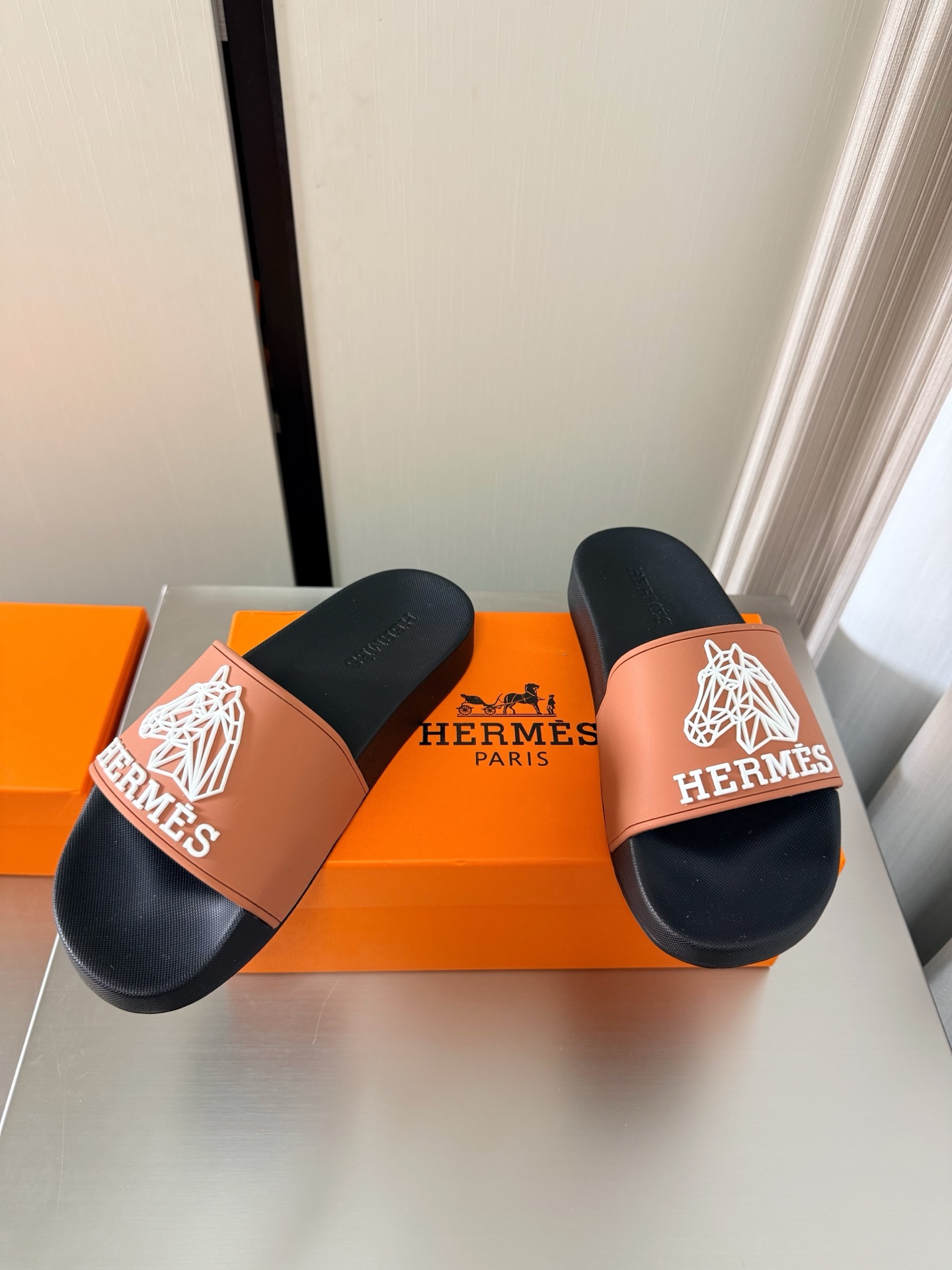 NO:785381,Hermès Comfortable Slippers Horse Head Series Slippers Simple and Sexy Must-Select for Beautiful Feet Flat Series P Classic Match Simple Design Brown High Version TPU Molded Outsole Men's Style Simple Crazy Classic Versatility Same as the Original Molded Outsole Handicraft Lightweight Design High-end Connotation Nobility in Shoes Eye-catching 38 39 40 41 42 43 44 45 46 47 (45  46 47 customized) equipped with original packaging, slippers, hermes, slippers19860909爱马仕 舒适拖鞋 马头 系列拖鞋 简约性感 美脚必选款 平底系列 P  经典搭配 简约设计  棕色 高版本 TPU成型大底 男款 简约狂魔 经典百搭 原版一致 成型大底 手工艺  轻便 设计 内涵高端感十足 鞋中贵族  醒目 38 39 40 41 42 43 44 45 46 47 （45 46 47定制定制）     配置原版包装,拖鞋,hermes,slippers,Women's Shoes