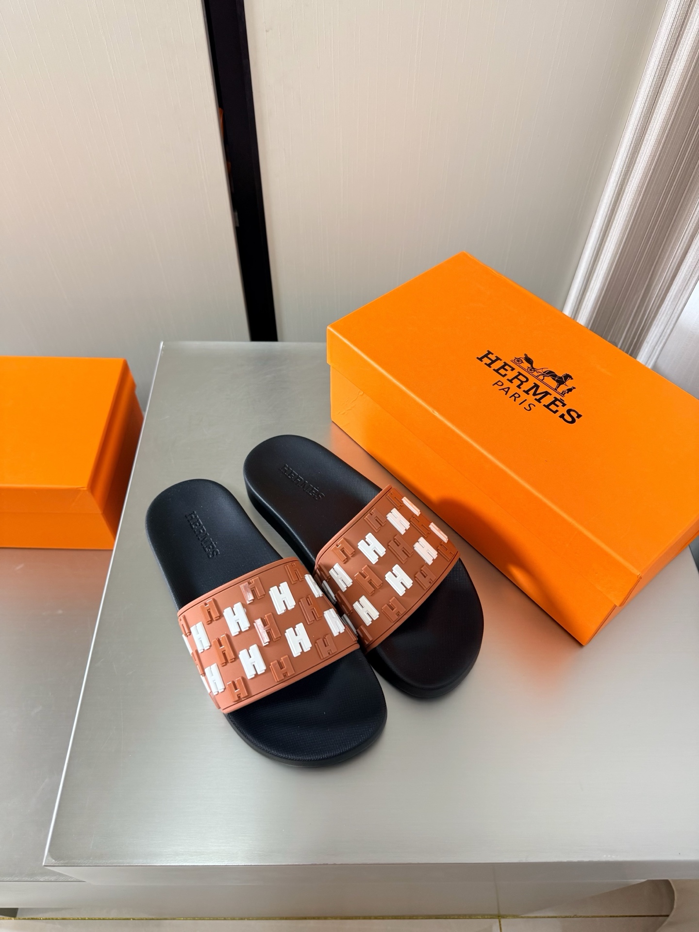 NO:785389,Hermès Comfortable Slippers H Label Series Slippers Simple and Sexy Must-Select for Beautiful Feet Flat Series P Classic Matching Simple Design White Orange High Version TPU Molded Outsole Men's Style Simple Crazy Classic Versatility Same as the Original Molded Outsole Handicraft Lightweight Design High-end Connotation Nobility in Shoes Eye-catching 38 39 40 41 42 43 44 45 46 47 (45  46 47 customized) equipped with original packaging, slippers, hermes, slippers19860909爱马仕 舒适拖鞋 H标系列拖鞋 简约性感 美脚必选款 平底系列 P  经典搭配 简约设计  白橘 高版本 TPU成型大底 男款 简约狂魔 经典百搭 原版一致 成型大底 手工艺  轻便 设计 内涵高端感十足 鞋中贵族  醒目 38 39 40 41 42 43 44 45 46 47 （45 46 47定制定制）     配置原版包装,拖鞋,hermes,slippers,Women's Shoes