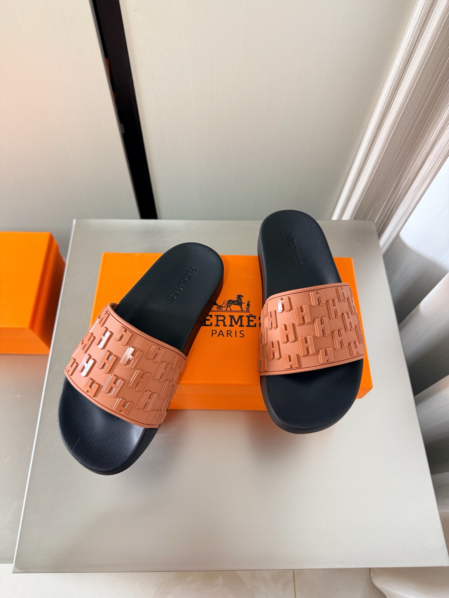 NO:785393,Hermès Comfortable Slippers H Label Series Slippers Simple and Sexy Must-Select for Beautiful Feet Flat Series P Classic Matching Simple Design Brown High Version TPU Molded Outsole Men's Style Simple Madness Classic and Versatile Same as the Original Molded Outsole Handicraft Lightweight Design Full of High-end Connotation Nobility in Shoes Eye-catching 38 39 40 41 42 43 44 45 46 47 (45  46 47 customized) equipped with original packaging, slippers, hermes, slippers19860909爱马仕 舒适拖鞋 H标系列拖鞋 简约性感 美脚必选款 平底系列 P  经典搭配 简约设计  棕色 高版本 TPU成型大底 男款 简约狂魔 经典百搭 原版一致 成型大底 手工艺  轻便 设计 内涵高端感十足 鞋中贵族  醒目 38 39 40 41 42 43 44 45 46 47 （45 46 47定制定制）     配置原版包装,拖鞋,hermes,slippers,Women's Shoes