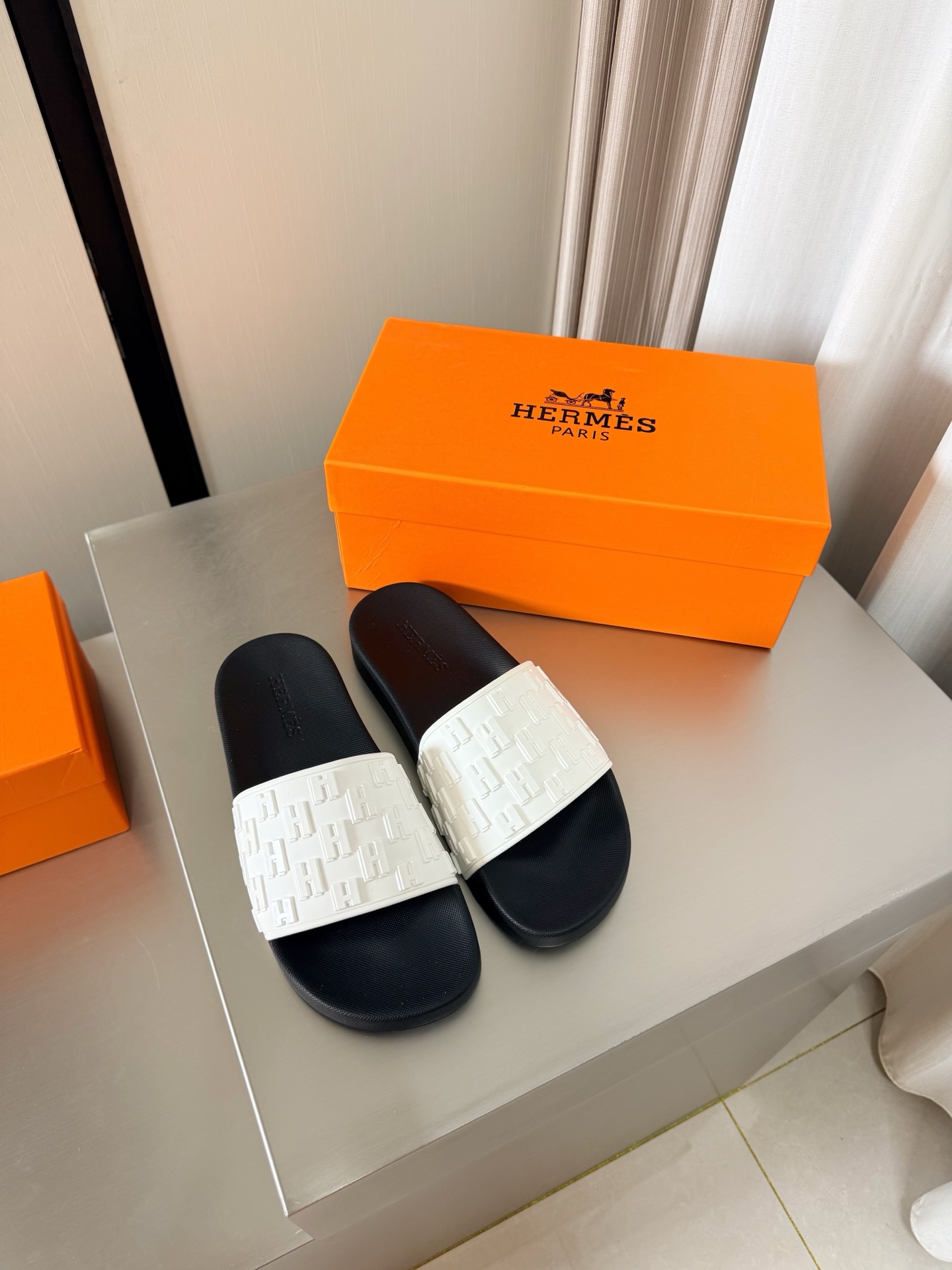 NO:785396,Hermès Comfortable Slippers H Label Series Slippers Simple and Sexy Must-Select for Beautiful Feet Flat Series P Classic Match Simple Design White High Version TPU Molded Outsole Men's Style Simple Madness Classic and Versatile Same as the Original Molded Outsole Handicraft Lightweight Design High-end Connotation Nobility in Shoes Eye-catching 38 39 40 41 42 43 44 45 46 47 (45  46 47 customized) equipped with original packaging, slippers, hermes, slippers19860909爱马仕 舒适拖鞋 H标系列拖鞋 简约性感 美脚必选款 平底系列 P  经典搭配 简约设计  白色 高版本 TPU成型大底 男款 简约狂魔 经典百搭 原版一致 成型大底 手工艺  轻便 设计 内涵高端感十足 鞋中贵族  醒目 38 39 40 41 42 43 44 45 46 47 （45 46 47定制定制）     配置原版包装,拖鞋,hermes,slippers,Women's Shoes