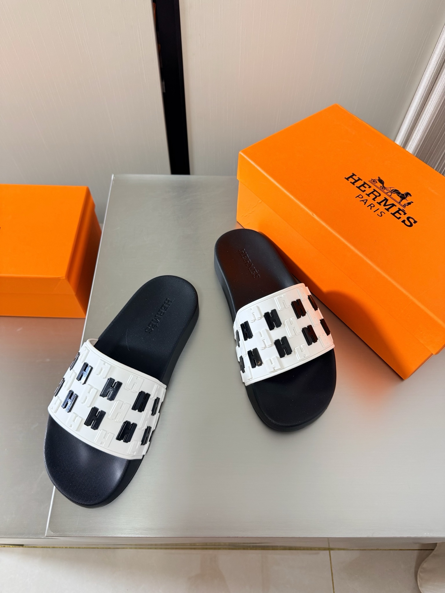 NO:785402,Hermès Comfortable Slippers H Label Series Slippers Simple and Sexy Must-Select for Beautiful Feet Flat Series P Classic Matching Simple Design White and Black High Version TPU Molded Outsole Men's Style Simple Madness Classic and Versatile Same as the Original Molded Outsole Handicraft Lightweight Design High-end Connotation Nobility in Shoes Eye-catching 38 39 40 41 42 43 44 45 46 47 (45  46 47 customized) equipped with original packaging, slippers, hermes, slippers19860909爱马仕 舒适拖鞋 H标系列拖鞋 简约性感 美脚必选款 平底系列 P  经典搭配 简约设计  白黑 高版本 TPU成型大底 男款 简约狂魔 经典百搭 原版一致 成型大底 手工艺  轻便 设计 内涵高端感十足 鞋中贵族  醒目 38 39 40 41 42 43 44 45 46 47 （45 46 47定制定制）     配置原版包装,拖鞋,hermes,slippers,Women's Shoes