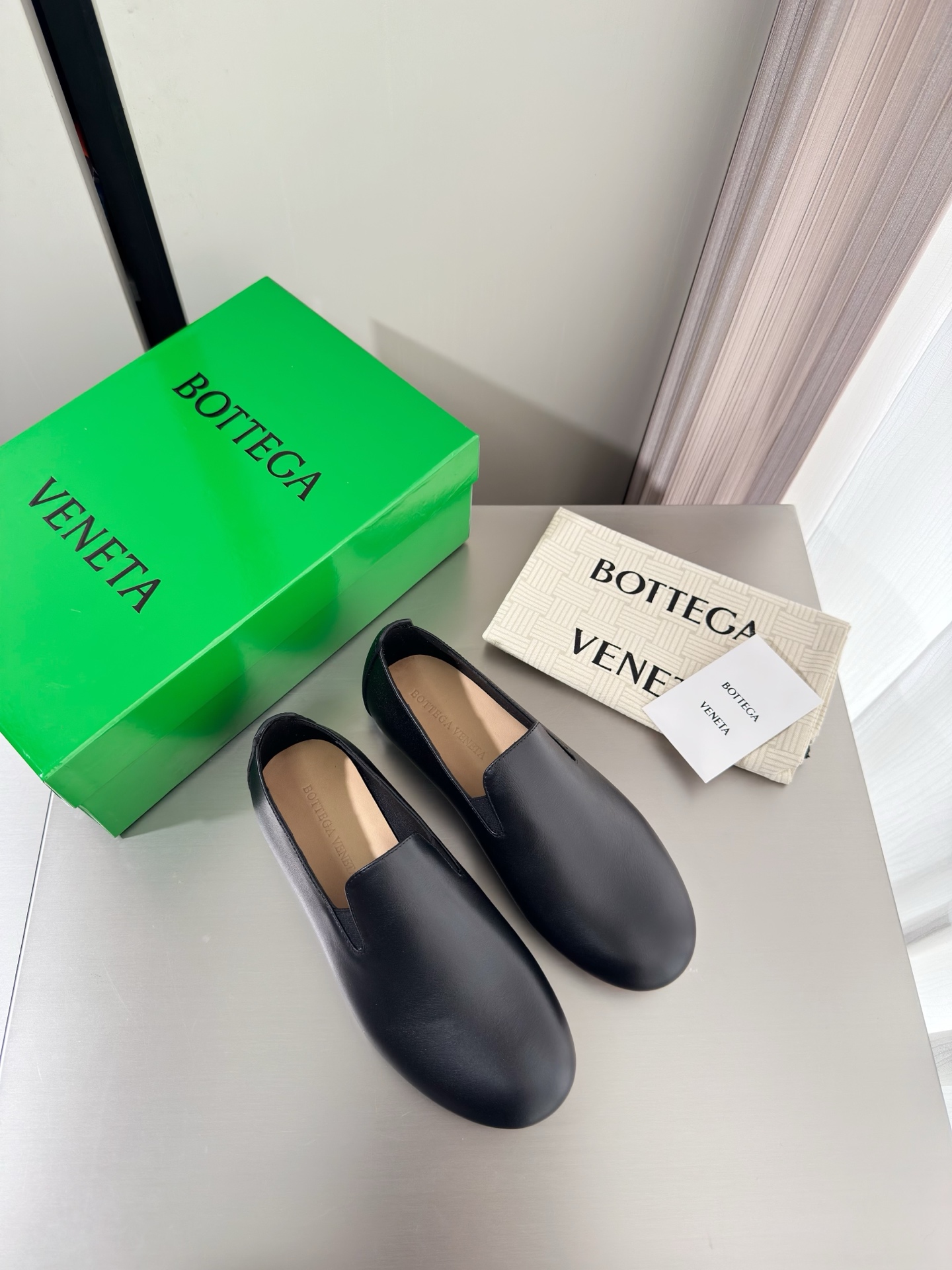 NO:785361,BV women's Rocco slip-on shoes, comfortable and versatile, flat design, calfskin series, flat design, high-end, built-in feet, black, this classic model, simply BV's latest ceiling, versatile in color, high-end and comfortable, the fabric is made of first-layer cowhide, the foot pads are lined with sheepskin, comfortable and high-end, the feet are made of Bengal water-dyed cowhide, comfortable benchmark, the outsole is made of Italian genuine leather & uses light dyeing technology. Standard version, original packaging, shoe bags are printed with rubber logo process  The most high-end in the market. Hot melt glue is used to shape the toe and heel. It is easy to rebound and does not deform. Italian computer needle machines are used for the upper stitching. Fine workmanship. Original packaging is used. Treat customers sincerely. 35 36 37 38 39 40 41 42 (40 41 42 customized), loafers, bottega veneta, loafers, cowhide, sheepskin, Leather soles19860909BV 女士Rocco便鞋 舒适百搭 平底设计 小牛皮系列 平底设计 高端 内置垫脚  黑色 这款经典款 简直bv最新天花板啦 彩色百搭   高档舒适 面料选用头层牛皮 垫脚羊皮内里舒适高端 垫脚选用 孟加拉水染牛皮 舒适标杆 大底选用意大利真皮大底&运用轻染工艺 对标对版 选用原版包装 鞋子布袋采用印胶logo工艺 市场最高端 采用热熔胶定型鞋头 后跟 易回弹不变形  鞋面车线选用意大利电脑针车 做工精细 选用原版包装 真心对待客人 35 36 37 38 39 40 41 42 （40 41 42 定制）,乐福鞋,bottega veneta,loafers,cowhide,sheepskin,Leather soles,Women's Shoes