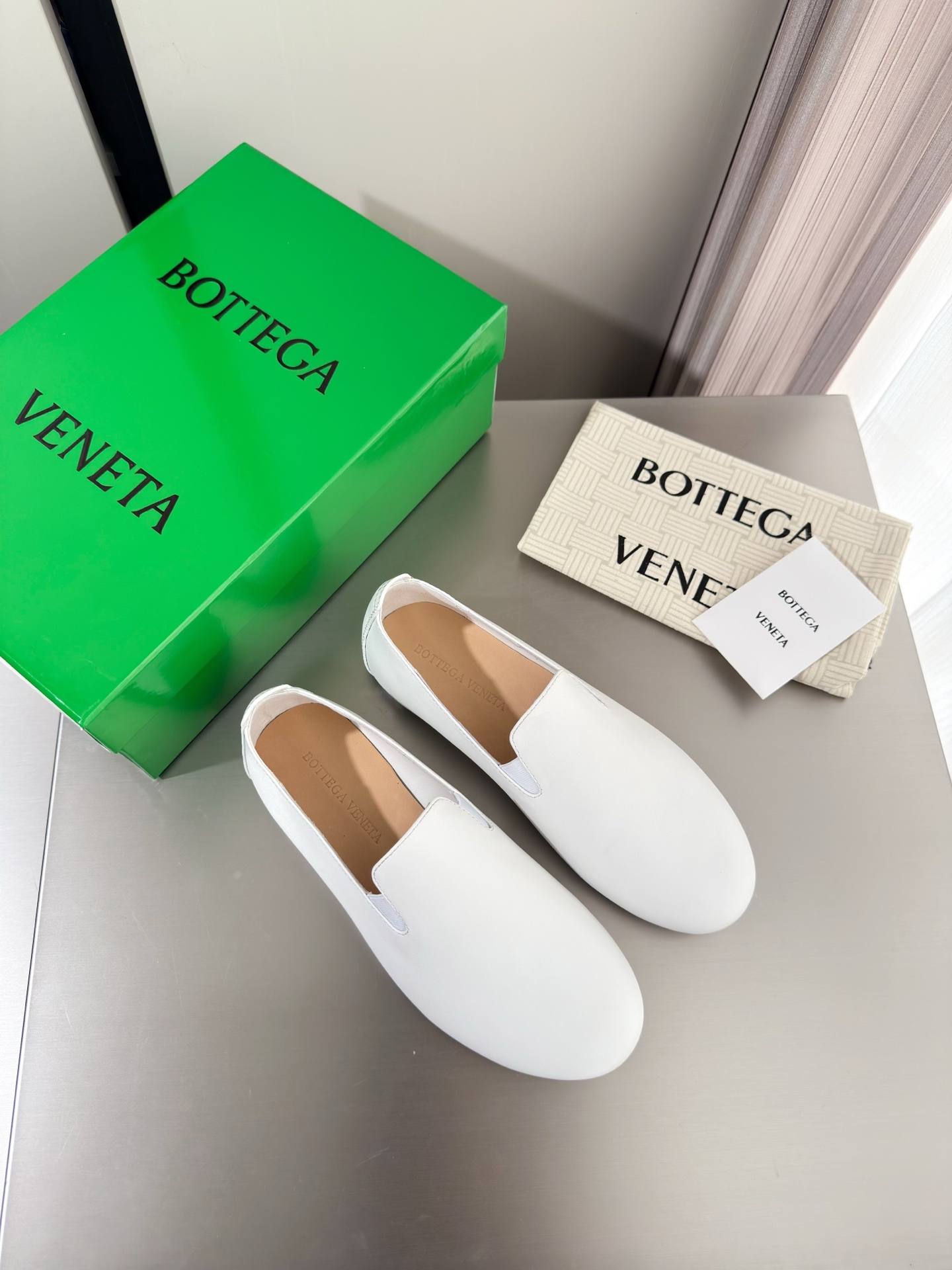 NO:785364,BV women's Rocco slip-on shoes, comfortable and versatile, flat design, calfskin series, flat design, high-end, built-in feet, white, alabaster white, this classic model, simply BV's latest ceiling, colorful and versatile, high-end and comfortable, the fabric is made of first-layer cowhide, the foot pads are made of sheepskin lining, comfortable and high-end, the feet are made of Bengal water-dyed cowhide, comfortable benchmark, the outsole is made of Italian genuine leather & uses light dyeing technology, benchmarking and original packaging.  The shoe bag uses glue printing logo technology, which is the most high-end in the market. Hot melt glue is used to shape the toe and heel. It is easy to rebound and does not deform. The upper stitching is made by an Italian computer needle machine. The workmanship is fine. The original packaging is selected. Treat customers sincerely. 35 36 37 38 39 40 41 42 (40 41 42 customized), loafers, bottega  veneta,loafers,cowhide,sheepskin,Leather soles19860909BV 女士Rocco便鞋 舒适百搭 平底设计 小牛皮系列 平底设计 高端 内置垫脚  白色 雪花岩白 这款经典款 简直bv最新天花板啦 彩色百搭   高档舒适 面料选用头层牛皮 垫脚羊皮内里舒适高端 垫脚选用 孟加拉水染牛皮 舒适标杆 大底选用意大利真皮大底&运用轻染工艺 对标对版 选用原版包装 鞋子布袋采用印胶logo工艺 市场最高端 采用热熔胶定型鞋头 后跟 易回弹不变形  鞋面车线选用意大利电脑针车 做工精细 选用原版包装 真心对待客人 35 36 37 38 39 40 41 42 （40 41 42 定制）,乐福鞋,bottega veneta,loafers,cowhide,sheepskin,Leather soles,Women's Shoes