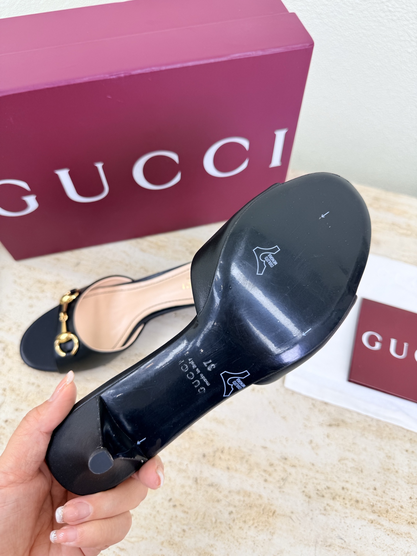 NO:787039,Gucci Saddle Buckle Mid Heel Slippers Premium Packaging GUCCI Black Lambskin Walking Shoes Show Gucci Mid Heel Slippers The fashionable brand LOGO is added, and it is highly recognizable. Various products compete for brands and are eager to launch first and later to release super series heels. GUCCI is not behind the times. Gucci Paris Fashion Show Style  This series interprets the new fashion charm and continues the ultra-high heel design. It has won the favor of well-known overseas bloggers and millions of fans. It is sold well at home and abroad and is out of stock in China. The top version is in candy color. Each color is absolutely beautiful. Colors are available. Upper shoes: lambskin. Lining: imported leather sheep outsole. Original outsole. Size: Female 35 36 37 38 39 40 41 42 (40 41 42 order) (40 41  42 Customized) Packaging: GUCCI full set of original packaging, high heels and slippers, gucci, gucci, high heels, slippers, sheepskin19860909Gucci 马鞍扣 中跟拖鞋 精品包装 GUCCI  黑色 小羊皮  走鞋款秀 古驰中跟 拖鞋 时尚的品牌LOGO持加,具有超辨高识度各品大争牌恐先推后出超系跟高列GUCCI不也落伍 Guccl巴黎时装秀场款 此系列演绎全新时尚魅力延续超高跟设计,深得海外知名博主青睐千万粉丝博主倾情演绎,畅销海内外国内已经断货,顶级版本糖果色配色,每个颜色都是绝美知知,颜色供选 面鞋:小羊皮  里内:进口皮羊 大底原版大底 码数:女 35 36 37 38 39 40 41 42 (40 41 42订) （40 41 42 定做） 包装:GUCCI全套原包版装,高跟鞋拖鞋,gucci,gucci,high heels,slippers,sheepskin,Women's Shoes