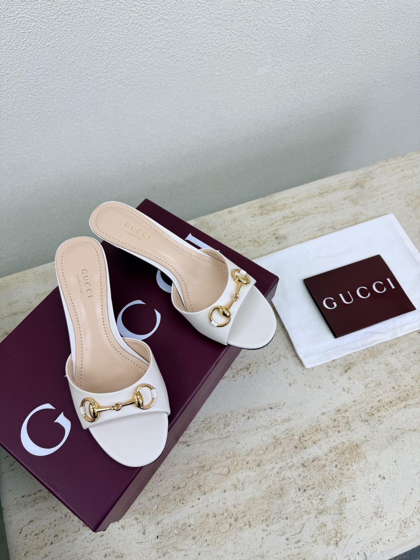 NO:787042,Gucci Saddle Buckle Mid Heel Slippers Premium Packaging GUCCI White Lambskin Walking Shoes Show Gucci Mid Heel Slippers Stylish brand LOGO with super recognizable and highly recognizable products competing for brands and launching super series and high heels GUCCI is not behind the times Gucci Paris fashion show style  This series interprets the new fashion charm and continues the ultra-high heel design. It has won the favor of well-known overseas bloggers and millions of fans. It is sold well at home and abroad and is out of stock in China. The top version is in candy color. Each color is absolutely beautiful. Colors are available. Upper shoes: lambskin. Lining: imported leather sheep outsole. Original outsole. Size: Female 35 36 37 38 39 40 41 42 (40 41 42 order) (40 41  42 Customized) Packaging: GUCCI full set of original packaging, high heels and slippers, gucci, gucci, high heels, slippers, sheepskin19860909Gucci 马鞍扣 中跟拖鞋 精品包装 GUCCI  白色 小羊皮  走鞋款秀 古驰中跟 拖鞋 时尚的品牌LOGO持加,具有超辨高识度各品大争牌恐先推后出超系跟高列GUCCI不也落伍 Guccl巴黎时装秀场款 此系列演绎全新时尚魅力延续超高跟设计,深得海外知名博主青睐千万粉丝博主倾情演绎,畅销海内外国内已经断货,顶级版本糖果色配色,每个颜色都是绝美知知,颜色供选 面鞋:小羊皮  里内:进口皮羊 大底原版大底 码数:女 35 36 37 38 39 40 41 42 (40 41 42订) （40 41 42 定做） 包装:GUCCI全套原包版装,高跟鞋拖鞋,gucci,gucci,high heels,slippers,sheepskin,Women's Shoes