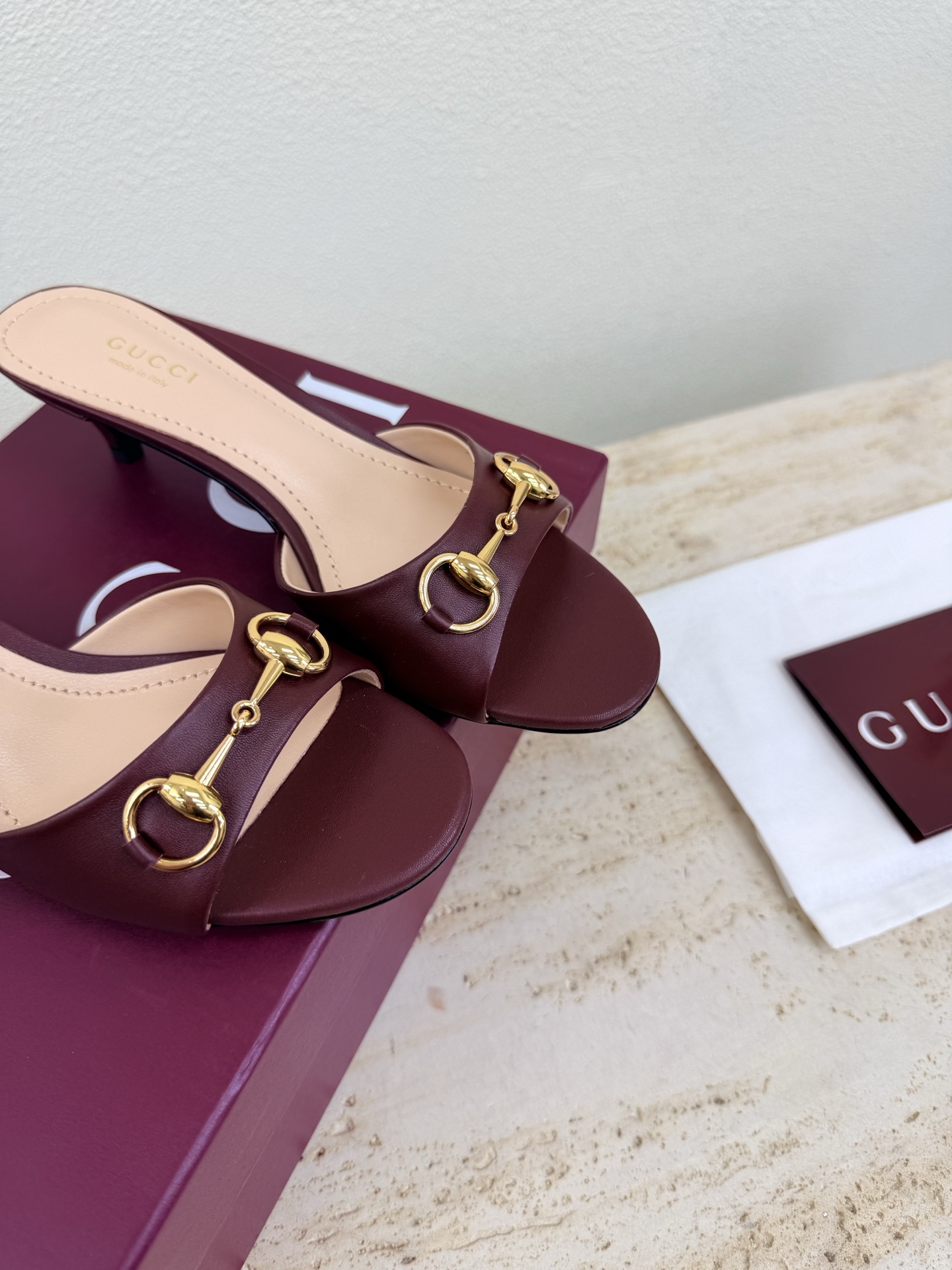 NO:787045,Gucci saddle buckle mid-heeled slippers boutique packaging GUCCI burgundy lambskin walking shoes show Gucci mid-heeled slippers Fashionable brand LOGO with super recognition and high recognition Various products are competing for brands and will be launched first and later in the super series of high-heeled series GUCCI is not behind the Paris fashion show Gucci  This series interprets the new fashion charm and continues the ultra-high heel design. It has won the favor of well-known overseas bloggers and millions of fans. It is sold well at home and abroad and is out of stock in China. The top version is in candy color. Each color is absolutely beautiful. Colors are available. Upper shoes: lambskin. Lining: imported leather sheep outsole. Original outsole. Size: Female 35 36 37 38 39 40 41 42 (40 41 42 order) (40 41  42 Customized) Packaging: GUCCI full set of original packaging, high heels and slippers, gucci, gucci, high heels, slippers, sheepskin19860909Gucci 马鞍扣 中跟拖鞋 精品包装 GUCCI  酒红 小羊皮  走鞋款秀 古驰中跟 拖鞋 时尚的品牌LOGO持加,具有超辨高识度各品大争牌恐先推后出超系跟高列GUCCI不也落伍 Guccl巴黎时装秀场款 此系列演绎全新时尚魅力延续超高跟设计,深得海外知名博主青睐千万粉丝博主倾情演绎,畅销海内外国内已经断货,顶级版本糖果色配色,每个颜色都是绝美知知,颜色供选 面鞋:小羊皮  里内:进口皮羊 大底原版大底 码数:女 35 36 37 38 39 40 41 42 (40 41 42订) （40 41 42 定做） 包装:GUCCI全套原包版装,高跟鞋拖鞋,gucci,gucci,high heels,slippers,sheepskin,Women's Shoes