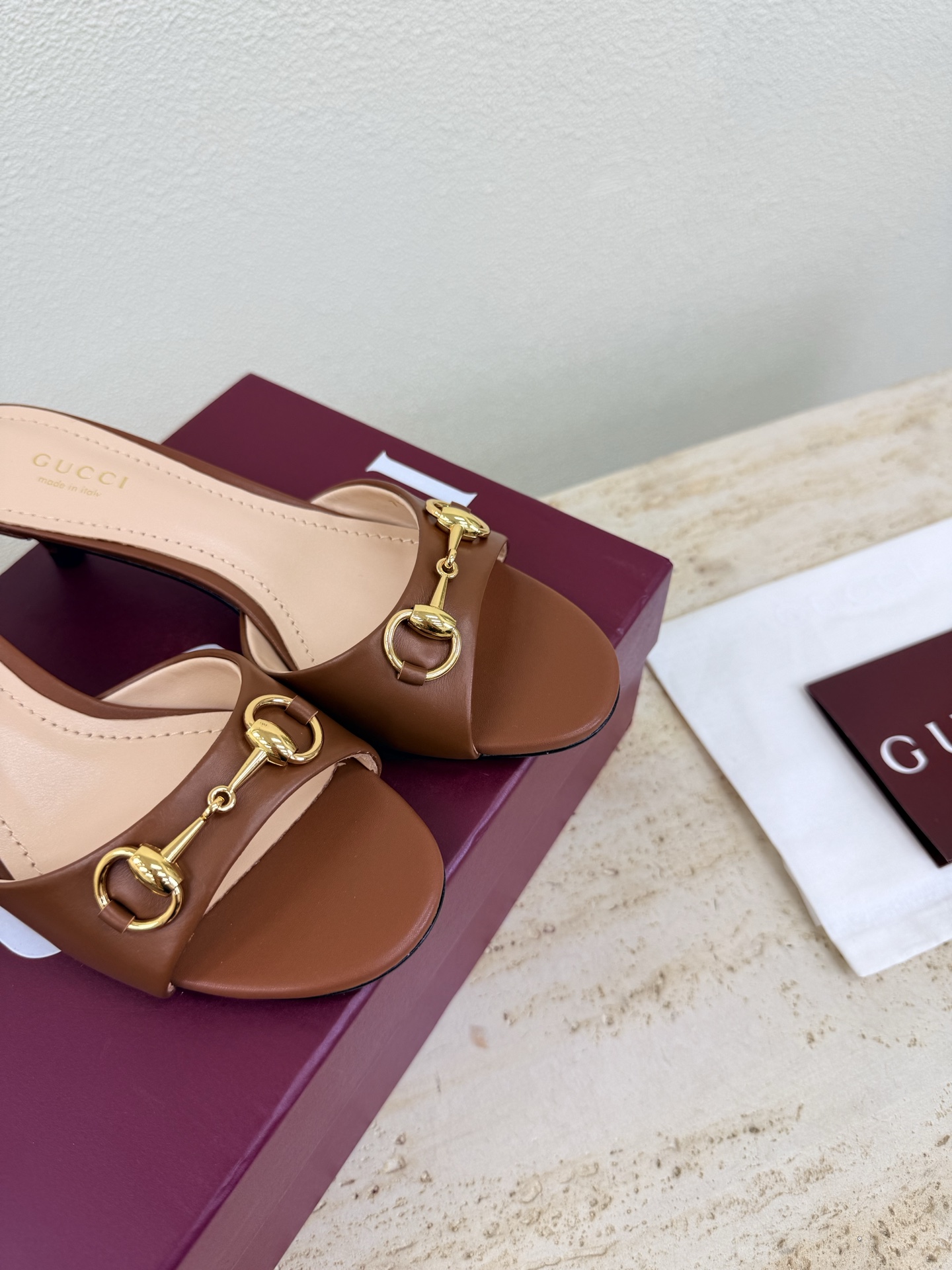 NO:787048,Gucci Saddle Buckle Mid Heel Slippers Premium Packaging GUCCI Brown Lambskin Walking Shoes Show Gucci Mid Heel Slippers Stylish brand LOGO with super recognizable and highly recognizable products competing for brands and launching super series and high heels GUCCI is not behind the times Gucci Paris fashion show style  This series interprets the new fashion charm and continues the ultra-high heel design. It has won the favor of well-known overseas bloggers and millions of fans. It is sold well at home and abroad and is out of stock in China. The top version is in candy color. Each color is absolutely beautiful. Colors are available. Upper shoes: lambskin. Lining: imported leather sheep outsole. Original outsole. Size: Female 35 36 37 38 39 40 41 42 (40 41 42 order) (40 41  42 Customized) Packaging: GUCCI full set of original packaging, high heels and slippers, gucci, gucci, high heels, slippers, sheepskin19860909Gucci 马鞍扣 中跟拖鞋 精品包装 GUCCI  棕色 小羊皮  走鞋款秀 古驰中跟 拖鞋 时尚的品牌LOGO持加,具有超辨高识度各品大争牌恐先推后出超系跟高列GUCCI不也落伍 Guccl巴黎时装秀场款 此系列演绎全新时尚魅力延续超高跟设计,深得海外知名博主青睐千万粉丝博主倾情演绎,畅销海内外国内已经断货,顶级版本糖果色配色,每个颜色都是绝美知知,颜色供选 面鞋:小羊皮  里内:进口皮羊 大底原版大底 码数:女 35 36 37 38 39 40 41 42 (40 41 42订) （40 41 42 定做） 包装:GUCCI全套原包版装,高跟鞋拖鞋,gucci,gucci,high heels,slippers,sheepskin,Women's Shoes