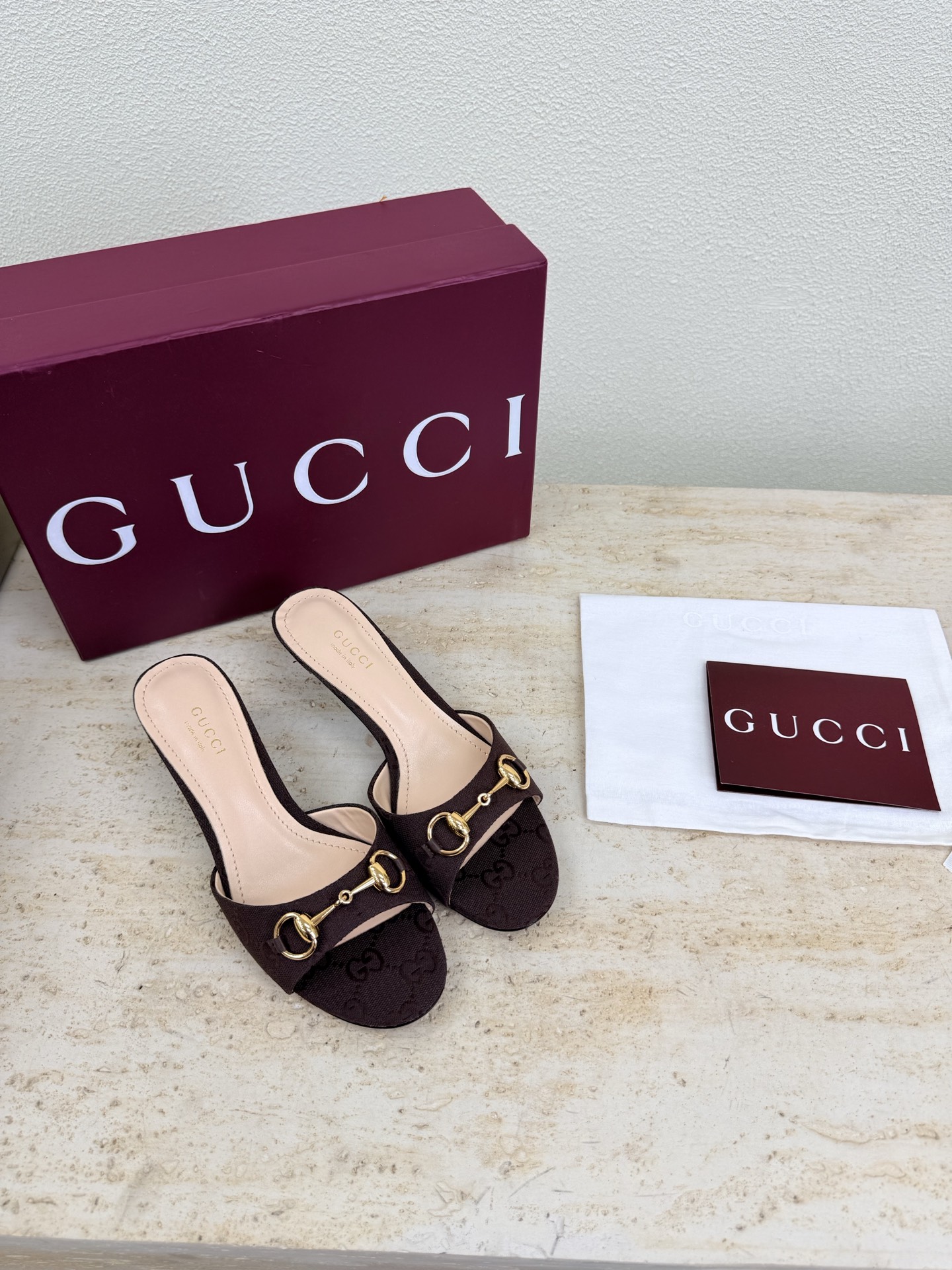 NO:787051,Gucci Saddle Buckle Mid Heel Slippers Boutique Packaging GUCCI Brown Presbyopia Walking Shoe Show Gucci Mid Heel Slippers Stylish brand LOGO with super recognition and high recognition. Various products are competing for brands and are launching super series heels first. GUCCI is not lagging behind Gucci Paris fashion show style  This series interprets the new fashion charm and continues the ultra-high heel design. It has won the favor of well-known overseas bloggers and millions of fans. It is sold well at home and abroad and is out of stock in China. The top version is in candy color. Each color is beautiful and known. Colors are available. Upper shoes: classic presbyopic material. Lining: imported leather sheep outsole. Original outsole. Size: Female 35 36 37 38 39 40 41 42 (40 41 42 order) (40 41  42 Customized) Packaging: GUCCI full set of original packaging, high heels and slippers, gucci, gucci, high heels, slippers19860909Gucci 马鞍扣 中跟拖鞋 精品包装 GUCCI  褐色 老花  走鞋款秀 古驰中跟 拖鞋 时尚的品牌LOGO持加,具有超辨高识度各品大争牌恐先推后出超系跟高列GUCCI不也落伍 Guccl巴黎时装秀场款 此系列演绎全新时尚魅力延续超高跟设计,深得海外知名博主青睐千万粉丝博主倾情演绎,畅销海内外国内已经断货,顶级版本糖果色配色,每个颜色都是绝美知知,颜色供选 面鞋:经典老花材质  里内:进口皮羊 大底原版大底 码数:女 35 36 37 38 39 40 41 42 (40 41 42订) （40 41 42 定做） 包装:GUCCI全套原包版装,高跟鞋拖鞋,gucci,gucci,high heels,slippers,Women's Shoes