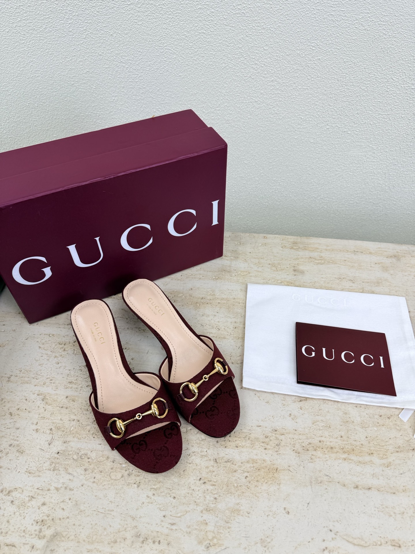 NO:787054,Gucci saddle buckle mid-heeled slippers, exquisite packaging GUCCI burgundy presbyopic material, walking shoes show, Gucci mid-heeled slippers, fashionable brand LOGO, super recognizable and highly recognizable. Various products are competing for brands, and they are eager to launch first and later to release super series and high-heeled shoes. GUCCI is not behind the trend at the Paris fashion show.  This series interprets the new fashion charm and continues the ultra-high heel design. It has won the favor of well-known overseas bloggers and millions of fans. It is sold well at home and abroad and is out of stock. The top version is in candy color. Each color is absolutely beautiful. Colors are available. Upper shoes: Double G presbyopia material. Lining: Imported leather sheep outsole. Original outsole. Size: Female 35 36 37 38 39 40 41 42 (40 41 42 order) (40  41 42 Customized) Packaging: GUCCI full set of original packaging, high heels and slippers, gucci, gucci, high heels, slippers19860909Gucci 马鞍扣 中跟拖鞋 精品包装 GUCCI  酒红色老花材质  走鞋款秀 古驰中跟 拖鞋 时尚的品牌LOGO持加,具有超辨高识度各品大争牌恐先推后出超系跟高列GUCCI不也落伍 Guccl巴黎时装秀场款 此系列演绎全新时尚魅力延续超高跟设计,深得海外知名博主青睐千万粉丝博主倾情演绎,畅销海内外国内已经断货,顶级版本糖果色配色,每个颜色都是绝美知知,颜色供选 面鞋:双G 老花材质  里内:进口皮羊 大底原版大底 码数:女 35 36 37 38 39 40 41 42 (40 41 42订) （40 41 42 定做） 包装:GUCCI全套原包版装,高跟鞋拖鞋,gucci,gucci,high heels,slippers,Women's Shoes