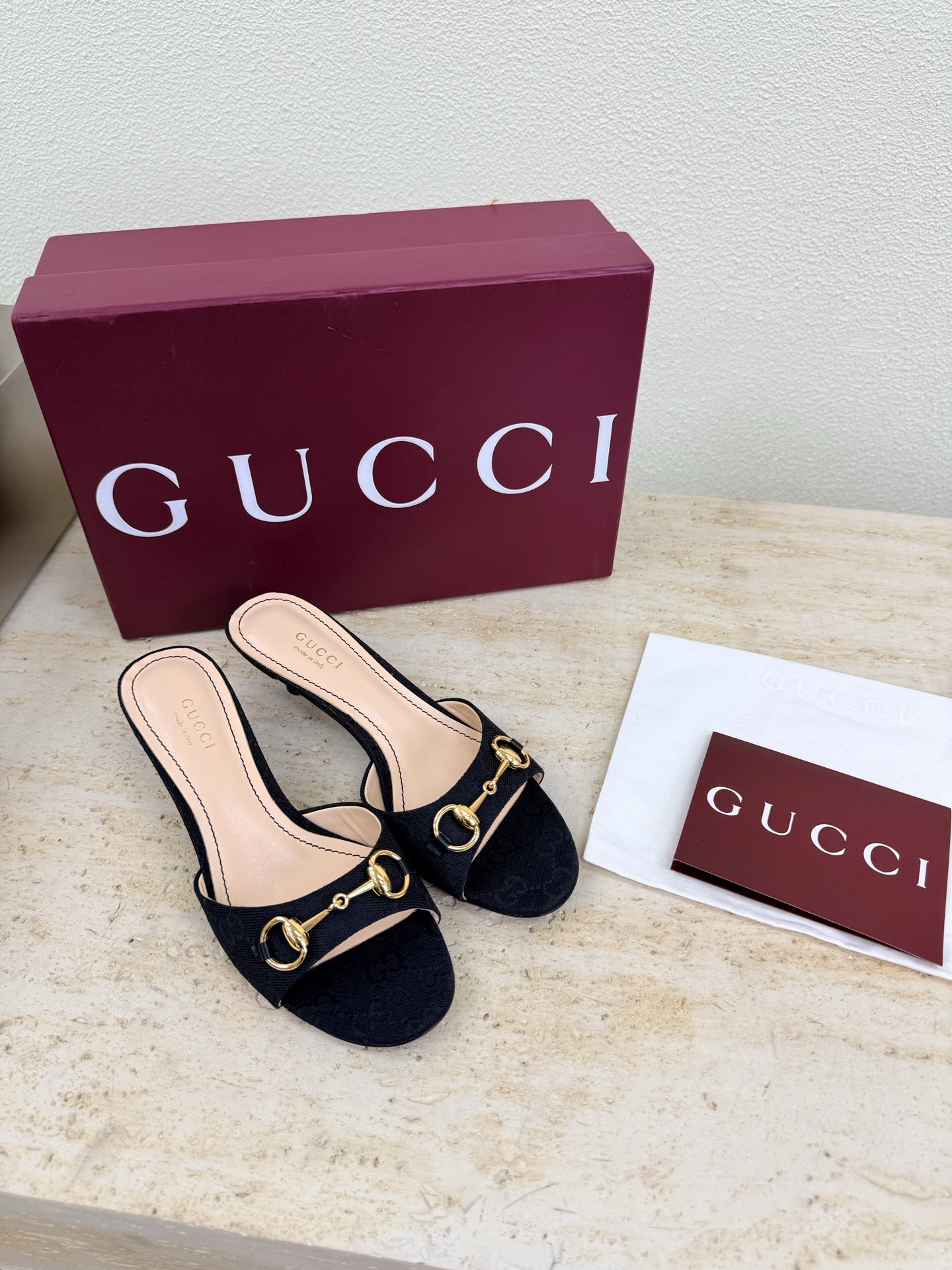 NO:787057,Gucci saddle buckle mid-heeled slippers, exquisite packaging GUCCI black, double G presbyopia material, walking shoes show, Gucci mid-heeled slippers, fashionable brand LOGO, super recognizable and highly recognizable. Various products are competing for brands, and they are likely to launch first and later to release super series and high-heeled series. GUCCI is not lagging behind. Gucci Paris fashion show style  This series interprets the new fashion charm and continues the ultra-high heel design. It has won the favor of well-known overseas bloggers and millions of fan bloggers. It is sold well at home and abroad and is out of stock in China. The top version is in candy color. Each color is beautiful and known. Colors to choose from. Upper shoes: Double G presbyopia. Lining: imported leather sheep outsole. Original outsole. Size: Female 35 36 37 38 39 40 41 42 (40 41 42 order) (40 41  42 Customized) Packaging: GUCCI full set of original packaging, high heels and slippers, gucci, gucci, high heels, slippers19860909Gucci 马鞍扣 中跟拖鞋 精品包装 GUCCI  黑色 双G老花材质  走鞋款秀 古驰中跟 拖鞋 时尚的品牌LOGO持加,具有超辨高识度各品大争牌恐先推后出超系跟高列GUCCI不也落伍 Guccl巴黎时装秀场款 此系列演绎全新时尚魅力延续超高跟设计,深得海外知名博主青睐千万粉丝博主倾情演绎,畅销海内外国内已经断货,顶级版本糖果色配色,每个颜色都是绝美知知,颜色供选 面鞋:双G老花 里内:进口皮羊 大底原版大底 码数:女 35 36 37 38 39 40 41 42 (40 41 42订) （40 41 42 定做） 包装:GUCCI全套原包版装,高跟鞋拖鞋,gucci,gucci,high heels,slippers,Women's Shoes