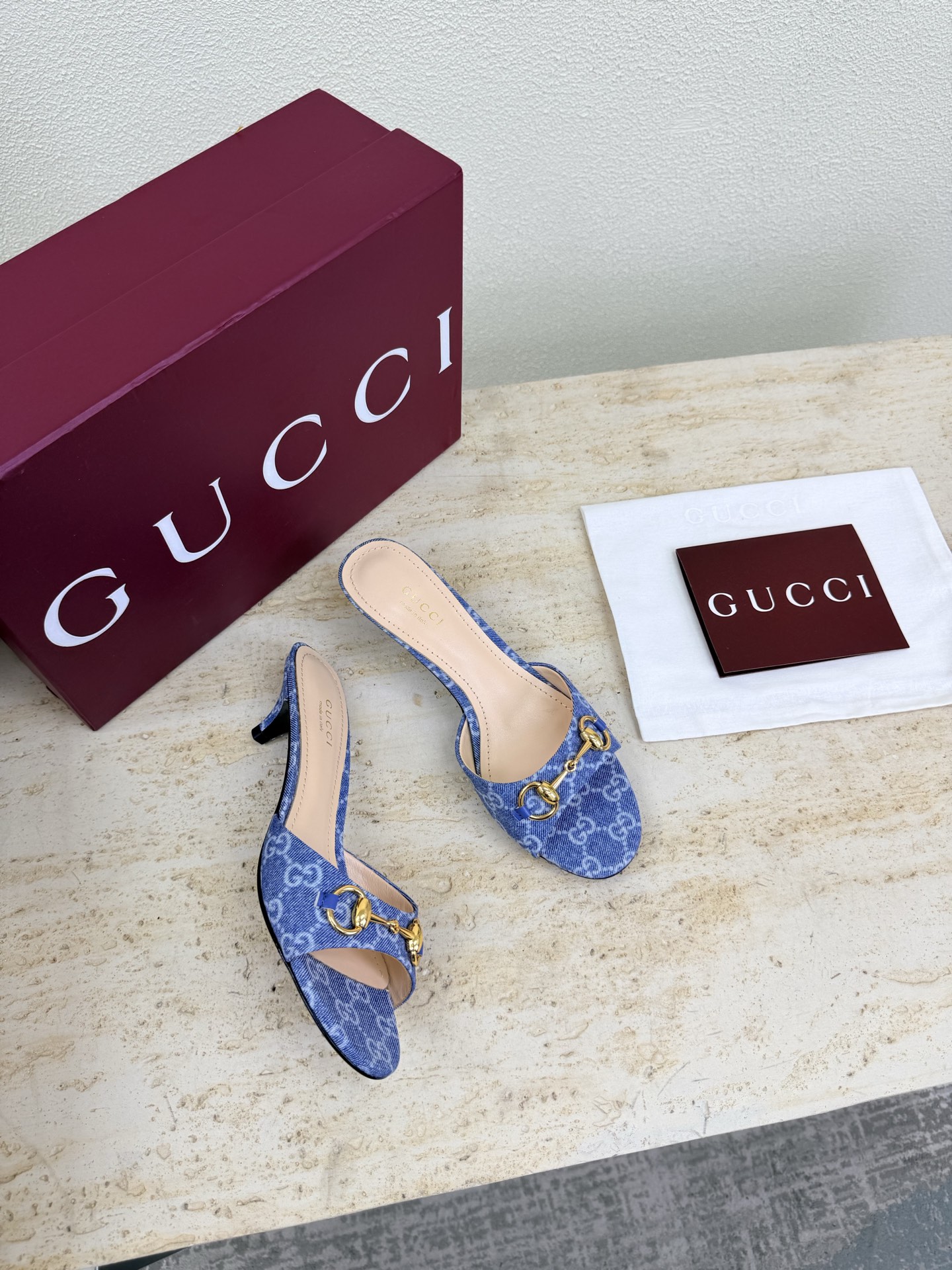 NO:787058,Gucci Saddle Buckle Mid Heel Slippers Boutique Packaging GUCCI Blue Washed Denim Double G Walking Shoe Show Gucci Mid Heel Slippers Fashionable brand LOGO, highly recognizable and highly recognizable. Various products are competing for brands. GUCCI is not lagging behind Gucci's Paris fashion show models.  This series interprets the new fashion charm and continues the ultra-high heel design. It has won the favor of well-known overseas bloggers and millions of fans. It is sold well at home and abroad and is out of stock in China. The top version is in candy color. Each color is absolutely beautiful. Colors are available. Top shoes, washed denim, double G. Lining: Imported leather sheep outsole. Original outsole. Size: Female 35 36 37 38 39 40 41 42 (40 41 42 order) (40  41 42 Customized) Packaging: GUCCI full set of original packaging, high heels and slippers, gucci, gucci, high heels, slippers19860909Gucci 马鞍扣 中跟拖鞋 精品包装 GUCCI  蓝色 洗水牛仔 双G  走鞋款秀 古驰中跟 拖鞋 时尚的品牌LOGO持加,具有超辨高识度各品大争牌恐先推后出超系跟高列GUCCI不也落伍 Guccl巴黎时装秀场款 此系列演绎全新时尚魅力延续超高跟设计,深得海外知名博主青睐千万粉丝博主倾情演绎,畅销海内外国内已经断货,顶级版本糖果色配色,每个颜色都是绝美知知,颜色供选 面鞋洗水牛仔 双G 里内:进口皮羊 大底原版大底 码数:女 35 36 37 38 39 40 41 42 (40 41 42订) （40 41 42 定做） 包装:GUCCI全套原包版装,高跟鞋拖鞋,gucci,gucci,high heels,slippers,Women's Shoes