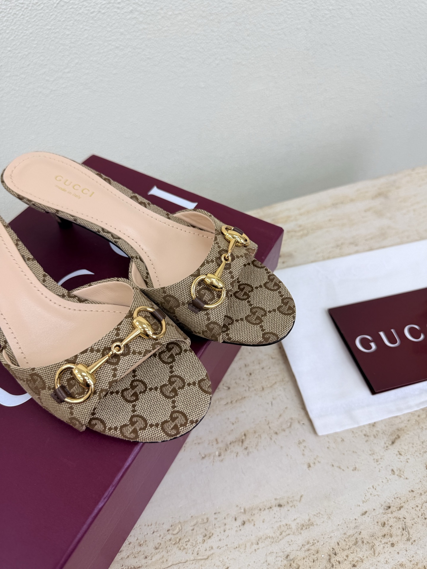 NO:787061,Gucci Saddle Buckle Mid Heel Slippers Boutique Packaging GUCCI Apricot Double G Presbyopia Double G Walking Shoes Show Gucci Mid Heel Slippers Fashionable brand LOGO with super high recognition and high recognition. Various products are competing for brands and will be launched first and later in the super series with high heels. GUCCI is not behind the times at the Gucci Paris Fashion Show.  This series interprets the new fashion charm and continues the ultra-high heel design. It has won the favor of well-known overseas bloggers and millions of fans. It is sold well at home and abroad and is out of stock in China. The top version is in candy color. Each color is absolutely beautiful. There are colors to choose from. The upper shoe is double G. Presbyopic material. Lining: Imported leather sheep outsole. Original outsole. Size: Female 35 36 37 38 39 40 41 42 (40 41 42 order) (40  41 42 Customized) Packaging: GUCCI full set of original packaging, high heels and slippers, gucci, gucci, high heels, slippers19860909Gucci 马鞍扣 中跟拖鞋 精品包装 GUCCI  杏色双G老花 双G  走鞋款秀 古驰中跟 拖鞋 时尚的品牌LOGO持加,具有超辨高识度各品大争牌恐先推后出超系跟高列GUCCI不也落伍 Guccl巴黎时装秀场款 此系列演绎全新时尚魅力延续超高跟设计,深得海外知名博主青睐千万粉丝博主倾情演绎,畅销海内外国内已经断货,顶级版本糖果色配色,每个颜色都是绝美知知,颜色供选 面鞋双G 老花材质 里内:进口皮羊 大底原版大底 码数:女 35 36 37 38 39 40 41 42 (40 41 42订) （40 41 42 定做） 包装:GUCCI全套原包版装,高跟鞋拖鞋,gucci,gucci,high heels,slippers,Women's Shoes