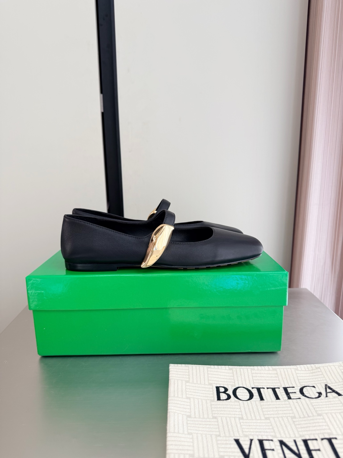 NO:787064,BV women's Rocco slip-on shoes, comfortable and versatile, flat design, comfortable lambskin series, bun shoe craftsmanship, comfortable Q-elastic, black lambskin, this classic model is simply BV's latest ceiling, colorful and versatile, high-end and comfortable. The fabric is made of comfortable lambskin, lining, foot pads, sheepskin lining is comfortable and high-end. Version 11. Comfort benchmark. The outsole is made of Italian genuine leather outsole & injection molded rubber outsole. The original packaging is used. The shoe bag is printed with rubber logo technology.  The most high-end in the market. Hot melt glue is used to shape the toe and heel. It is easy to rebound and does not deform. Italian computer needle machines are used for the upper stitching. Fine workmanship. Original packaging is used. Treat customers sincerely. 35 36 37 38 39 40 41 42 (40 41 42 customized), Mary Jane, bottega veneta, mary jane, sheepskin, Leather soles19860909BV 女士Rocco便鞋 舒适百搭 平底设计 舒适小羊皮 系列 包子鞋工艺 舒适Q弹 黑色小羊皮 这款经典款 简直bv最新天花板啦 彩色百搭   高档舒适 面料选用舒适小羊皮  内里 垫脚 羊皮内里舒适高端 对版11 舒适标杆 大底选用意大利真皮大底&注塑橡胶大底  对标对版 选用原版包装 鞋子布袋采用印胶logo工艺 市场最高端 采用热熔胶定型鞋头 后跟 易回弹不变形  鞋面车线选用意大利电脑针车 做工精细 选用原版包装 真心对待客人 35 36 37 38 39 40 41 42 （40 41 42 定制）,玛丽珍,bottega veneta,mary jane,sheepskin,Leather soles,Women's Shoes