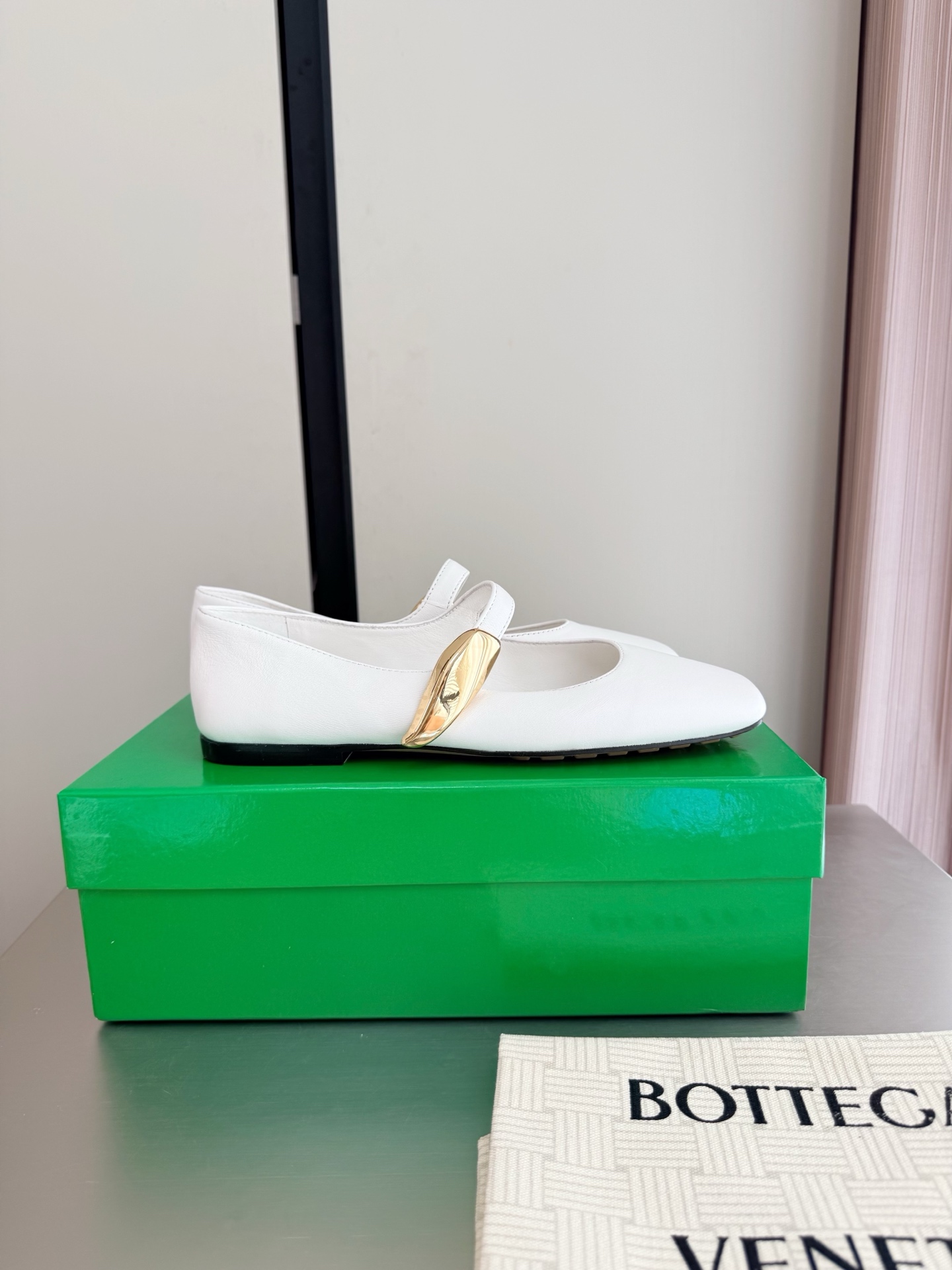 NO:787067,BV women's Rocco slip-on shoes, comfortable and versatile, flat design, comfortable lambskin series, bun shoe craftsmanship, comfortable Q-elastic, alabaster white lambskin, this classic style is simply BV's latest ceiling, colorful and versatile, high-end and comfortable. The fabric is made of comfortable lambskin, lining, foot pads, sheepskin lining is comfortable and high-end. Version 11. Comfort benchmark. The outsole is made of Italian genuine leather outsole & injection molded rubber outsole. Matching standard and original packaging.  The shoe bag uses glue printing logo technology, which is the most high-end in the market. Hot melt glue is used to shape the toe and heel. It is easy to rebound and does not deform. The upper stitching is made by an Italian computer needle machine. The workmanship is fine. The original packaging is selected. Treat the guests sincerely. 35 36 37 38 39 40 41 42 (40 41 42 customized), Mary Jane, bottega veneta, mary jane, sheepskin, Leather  soles19860909BV 女士Rocco便鞋 舒适百搭 平底设计 舒适小羊皮 系列 包子鞋工艺 舒适Q弹 雪花岩白 小羊皮 这款经典款 简直bv最新天花板啦 彩色百搭   高档舒适 面料选用舒适小羊皮  内里 垫脚 羊皮内里舒适高端 对版11 舒适标杆 大底选用意大利真皮大底&注塑橡胶大底  对标对版 选用原版包装 鞋子布袋采用印胶logo工艺 市场最高端 采用热熔胶定型鞋头 后跟 易回弹不变形  鞋面车线选用意大利电脑针车 做工精细 选用原版包装 真心对待客人 35 36 37 38 39 40 41 42 （40 41 42 定制）,玛丽珍,bottega veneta,mary jane,sheepskin,Leather soles,Women's Shoes