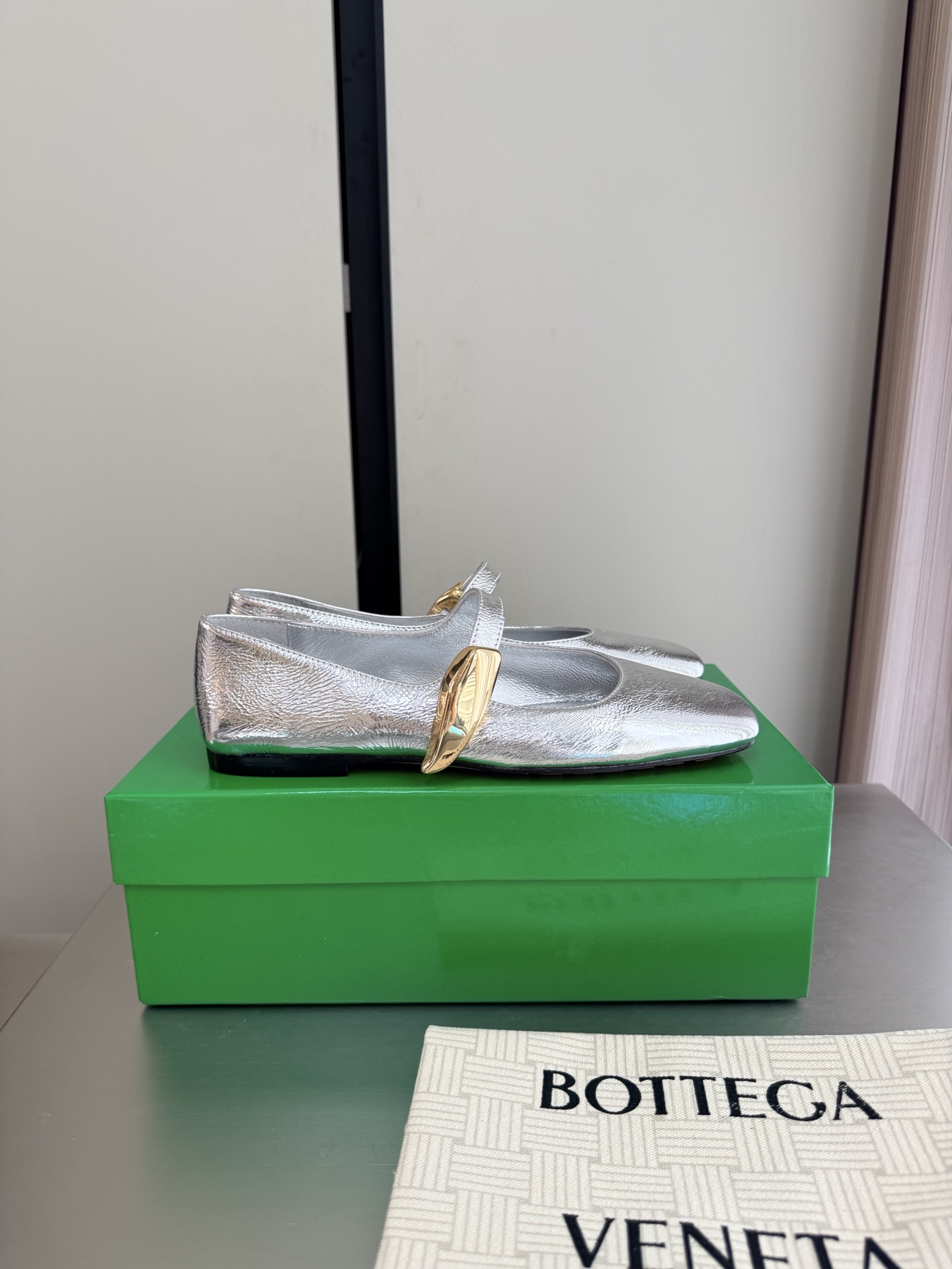 NO:787070,BV women's Rocco slip-on shoes, comfortable and versatile, flat design, comfortable lambskin series, bun shoe craftsmanship, comfortable Q-elastic, silver metallic lambskin, this classic style is simply BV's latest ceiling, colorful and versatile, high-end and comfortable. The fabric is made of comfortable lambskin, lining, foot pads, sheepskin lining is comfortable and high-end. Version 11. Comfort benchmark. The outsole is made of Italian genuine leather outsole & injection molded rubber outsole. Matching version and original packaging.  The shoe bag uses glue printing logo technology, which is the most high-end in the market. Hot melt glue is used to shape the toe and heel. It is easy to rebound and does not deform. The upper stitching is made by an Italian computer needle machine. The workmanship is fine. The original packaging is selected. Treat the guests sincerely. 35 36 37 38 39 40 41 42 (40 41 42 customized), Mary Jane, bottega veneta, mary jane, sheepskin, Leather  soles19860909BV 女士Rocco便鞋 舒适百搭 平底设计 舒适小羊皮 系列 包子鞋工艺 舒适Q弹 银色 金属小羊皮 这款经典款 简直bv最新天花板啦 彩色百搭   高档舒适 面料选用舒适小羊皮  内里 垫脚 羊皮内里舒适高端 对版11 舒适标杆 大底选用意大利真皮大底&注塑橡胶大底  对标对版 选用原版包装 鞋子布袋采用印胶logo工艺 市场最高端 采用热熔胶定型鞋头 后跟 易回弹不变形  鞋面车线选用意大利电脑针车 做工精细 选用原版包装 真心对待客人 35 36 37 38 39 40 41 42 （40 41 42 定制）,玛丽珍,bottega veneta,mary jane,sheepskin,Leather soles,Women's Shoes