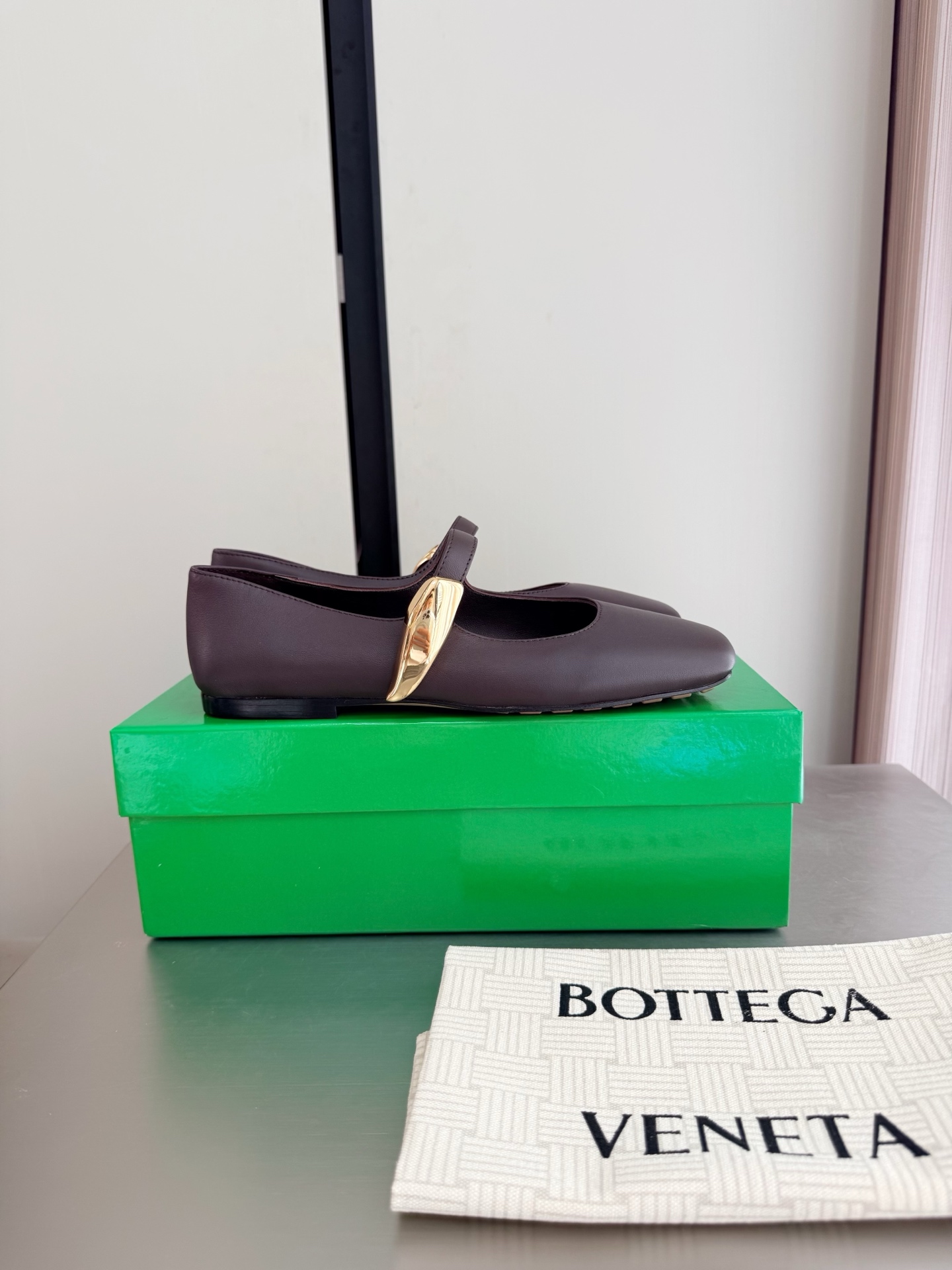 NO:787076,BV women's Rocco slip-on shoes, comfortable and versatile, flat design, comfortable lambskin series, bun shoe craftsmanship, comfortable Q-elastic, coffee color, Italian brown, this classic style is simply BV's latest ceiling, colorful and versatile, high-end and comfortable. The fabric is made of comfortable lambskin, lining, foot pads, sheepskin lining is comfortable and high-end. Version 11. Comfort benchmark. The outsole is made of Italian leather outsole & injection molded rubber outsole. Matching version and original packaging.  The shoe bag uses glue printing logo technology, which is the most high-end in the market. Hot melt glue is used to shape the toe and heel. It is easy to rebound and does not deform. The upper stitching is made by an Italian computer needle machine. The workmanship is fine. The original packaging is selected. Treat the guests sincerely. 35 36 37 38 39 40 41 42 (40 41 42 customized), Mary Jane, bottega veneta, mary jane, sheepskin, Leather  soles19860909BV 女士Rocco便鞋 舒适百搭 平底设计 舒适小羊皮 系列 包子鞋工艺 舒适Q弹 咖啡色 意式棕 这款经典款 简直bv最新天花板啦 彩色百搭   高档舒适 面料选用舒适小羊皮  内里 垫脚 羊皮内里舒适高端 对版11 舒适标杆 大底选用意大利真皮大底&注塑橡胶大底  对标对版 选用原版包装 鞋子布袋采用印胶logo工艺 市场最高端 采用热熔胶定型鞋头 后跟 易回弹不变形  鞋面车线选用意大利电脑针车 做工精细 选用原版包装 真心对待客人 35 36 37 38 39 40 41 42 （40 41 42 定制）,玛丽珍,bottega veneta,mary jane,sheepskin,Leather soles,Women's Shoes