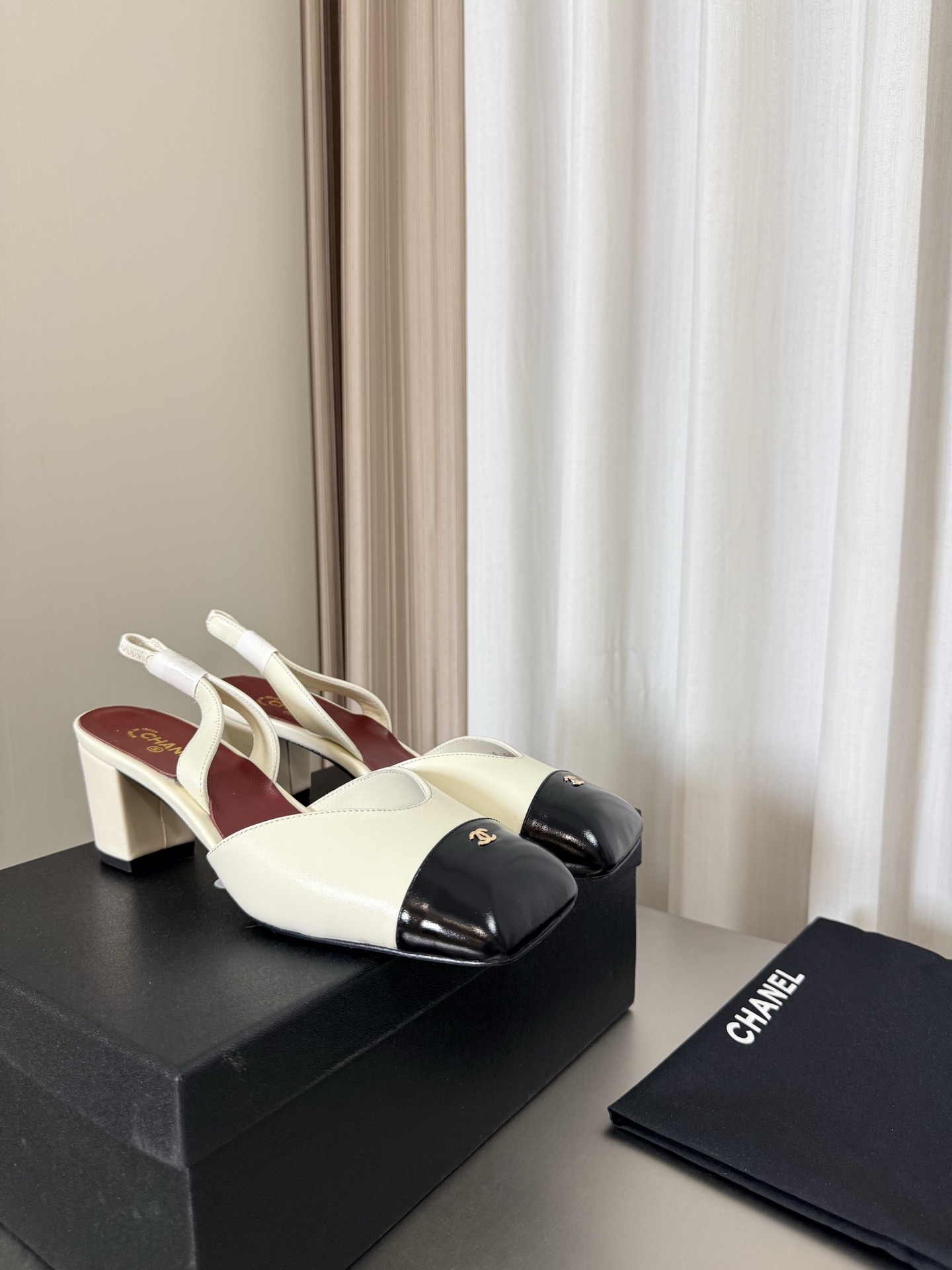 NO:816039,CHANEL Chanel medium heel color matching flat toe sling sandals small fragrant medium heel heel height 6 cm metal logo blessing comfortable and classy off-white with black original lambskin sheepskin lining Italian genuine leather outsole full of texture classic square toe design super comfortable logo clearly visible elegant lambskin lining on the inside foot pad logo clear not tiring feet steel stamped brand logo matching and version pursuit of quality  Original Italian genuine leather outsole with logo, full of texture 35 36 37 38 39 40 41 (40 41 customized) with original packaging, sandals, chanel, chanel, sandals, sheepskin, Leather soles19860909CHANEL 香奈儿 中跟 拼色 扁头系后带凉鞋 小香 中跟  跟高 6 cm 金属 logo 加持 舒适有范 米白 拼 黑色 原版 小羊皮 羊皮内里 意大利真皮大底 质感满满 经典方头 设计 超舒适   logo清晰可见  优雅 内里选用小羊皮内里 垫脚logo清晰  不累脚 钢印品牌logo 对标对版 追求品质 原版 意大利真皮大底 logo大底 质感满满  35 36 37 38 39 40 41（40 41 定制） 搭配原版包装,凉鞋,chanel,chanel,sandals,sheepskin,Leather soles,Women's Shoes