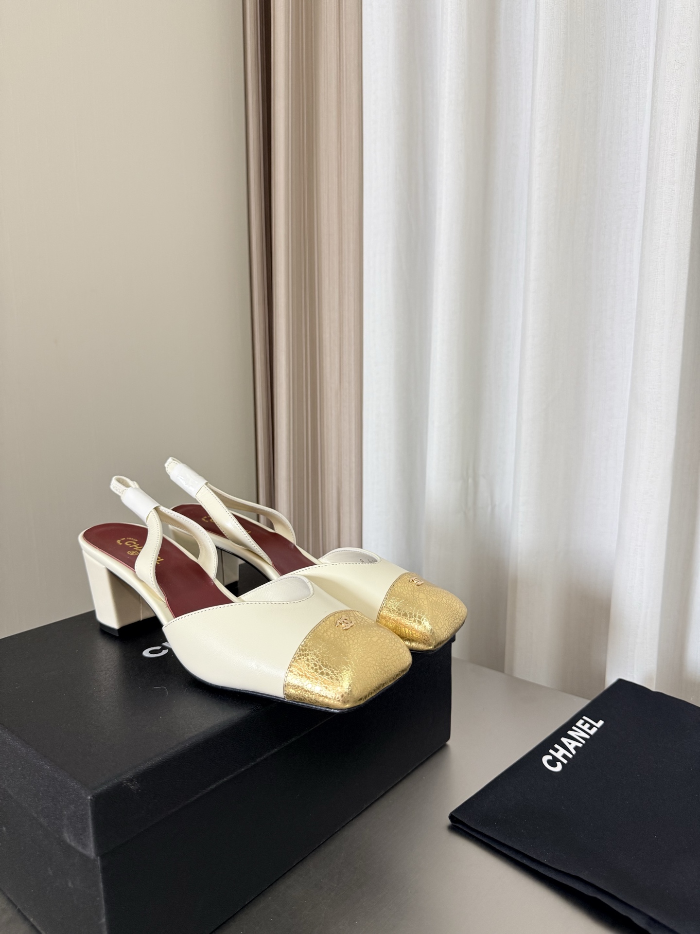 NO:816041,CHANEL Chanel medium heel color matching flat toe series sling sandals Xiaoxiang medium heel heel height 6 cm metal logo blessing comfortable and classy off-white with gold original lambskin sheepskin lining Italian genuine leather outsole full of texture classic square toe design super comfortable logo clearly visible elegant lambskin lining on the inside foot pad logo clear not tiring feet steel stamped brand logo matching and version pursuit of quality  Original Italian genuine leather outsole with logo, full of texture 35 36 37 38 39 40 41 (40 41 customized) with original packaging, sandals, chanel, chanel, sandals, sheepskin, Leather soles19860909CHANEL 香奈儿 中跟 拼色 扁头系列后带凉鞋 小香 中跟 跟高 6 cm 金属 logo 加持 舒适有范 米白 拼 金色 原版 小羊皮 羊皮内里 意大利真皮大底 质感满满 经典方头 设计 超舒适   logo清晰可见  优雅 内里选用小羊皮内里 垫脚logo清晰  不累脚 钢印品牌logo 对标对版 追求品质 原版 意大利真皮大底 logo大底 质感满满  35 36 37 38 39 40 41（40 41 定制） 搭配原版包装,凉鞋,chanel,chanel,sandals,sheepskin,Leather soles,Women's Shoes