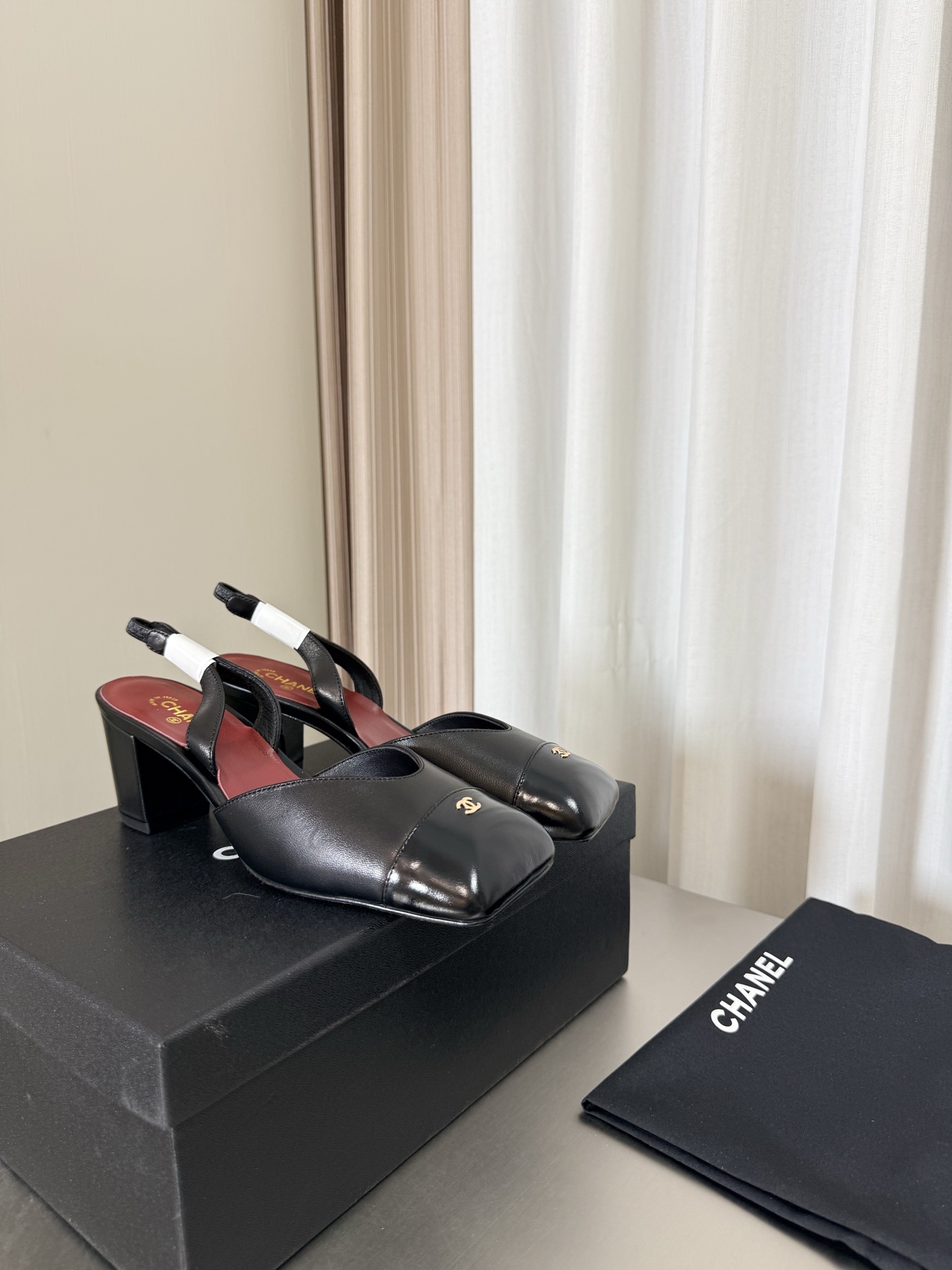 NO:816043,CHANEL Chanel medium heel color matching flat toe strap sandals small fragrant medium heel heel height 6 cm metal logo blessing comfortable and classy black original lambskin sheepskin lining Italian genuine leather outsole full of texture classic square toe design super comfortable logo clearly visible elegant lambskin lining used on the inside foot logo clear not tiring feet steel stamped brand logo matching version pursue quality original version  Italian genuine leather outsole with logo, full of texture 35 36 37 38 39 40 41 (40 41 customized) with original packaging, sandals, chanel, chanel, sandals, sheepskin, Leather soles19860909CHANEL 香奈儿 中跟 拼色 扁头系后带凉鞋 小香 中跟  跟高 6 cm 金属 logo 加持 舒适有范 黑色 原版 小羊皮 羊皮内里 意大利真皮大底 质感满满 经典方头 设计 超舒适   logo清晰可见  优雅 内里选用小羊皮内里 垫脚logo清晰  不累脚 钢印品牌logo 对标对版 追求品质 原版 意大利真皮大底 logo大底 质感满满  35 36 37 38 39 40 41（40 41 定制） 搭配原版包装,凉鞋,chanel,chanel,sandals,sheepskin,Leather soles,Women's Shoes