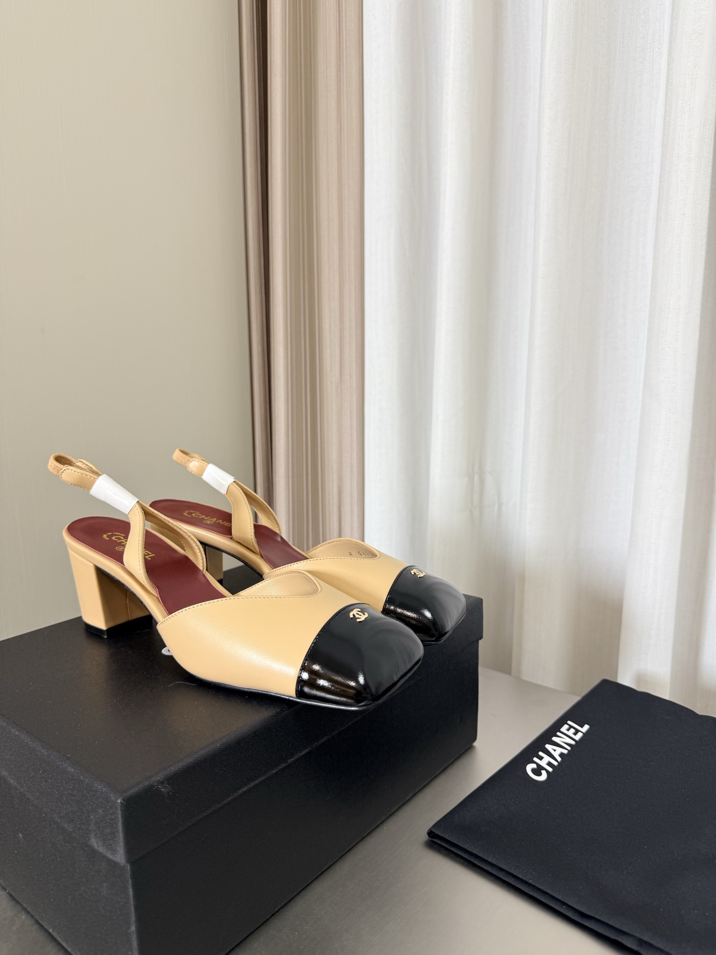 NO:816045,CHANEL Chanel medium heel color matching flat toe sling sandals small fragrant medium heel heel height 6 cm metal logo blessing comfortable and stylish apricot color black original lambskin sheepskin lining Italian genuine leather outsole full of texture classic square toe design super comfortable logo clearly visible elegant lambskin lining on the inside foot logo clear not tired feet steel stamped brand logo matching  Pursuing quality, original Italian genuine leather outsole with logo, full texture 35 36 37 38 39 40 41 (40 41 customized) with original packaging, sandals, chanel, chanel, sandals, sheepskin, Leather soles19860909CHANEL 香奈儿 中跟 拼色 扁头系后带凉鞋 小香 中跟  跟高 6 cm 金属 logo 加持 舒适有范 杏色 拼 黑色 原版 小羊皮 羊皮内里 意大利真皮大底 质感满满 经典方头 设计 超舒适   logo清晰可见  优雅 内里选用小羊皮内里 垫脚logo清晰  不累脚 钢印品牌logo 对标对版 追求品质 原版 意大利真皮大底 logo大底 质感满满  35 36 37 38 39 40 41（40 41 定制） 搭配原版包装,凉鞋,chanel,chanel,sandals,sheepskin,Leather soles,Women's Shoes