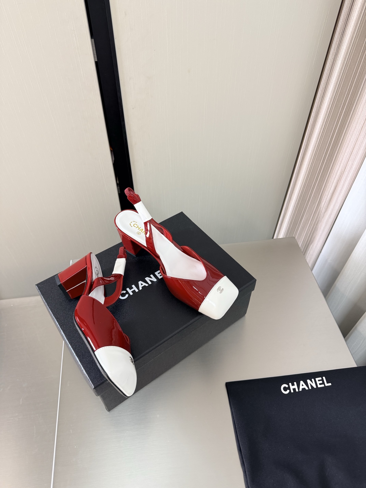 NO:816047,CHANEL Chanel medium heel color matching flat toe sling sandals small fragrant medium heel heel height 6 cm metal logo blessing comfortable and stylish red with white original lambskin sheepskin lining Italian genuine leather outsole full of texture classic square toe design super comfortable logo clearly visible elegant lambskin lining on the inside foot logo clear not tiring feet steel stamped brand logo matching and version pursuit of quality  Original Italian genuine leather outsole with logo, full of texture 35 36 37 38 39 40 41 (40 41 customized) with original packaging, sandals, chanel, chanel, sandals, sheepskin, Leather soles19860909CHANEL 香奈儿 中跟 拼色 扁头系后带凉鞋 小香 中跟  跟高 6 cm 金属 logo 加持 舒适有范 红色 拼 白色 原版 小羊皮 羊皮内里 意大利真皮大底 质感满满 经典方头 设计 超舒适   logo清晰可见  优雅 内里选用小羊皮内里 垫脚logo清晰  不累脚 钢印品牌logo 对标对版 追求品质 原版 意大利真皮大底 logo大底 质感满满  35 36 37 38 39 40 41（40 41 定制） 搭配原版包装,凉鞋,chanel,chanel,sandals,sheepskin,Leather soles,Women's Shoes