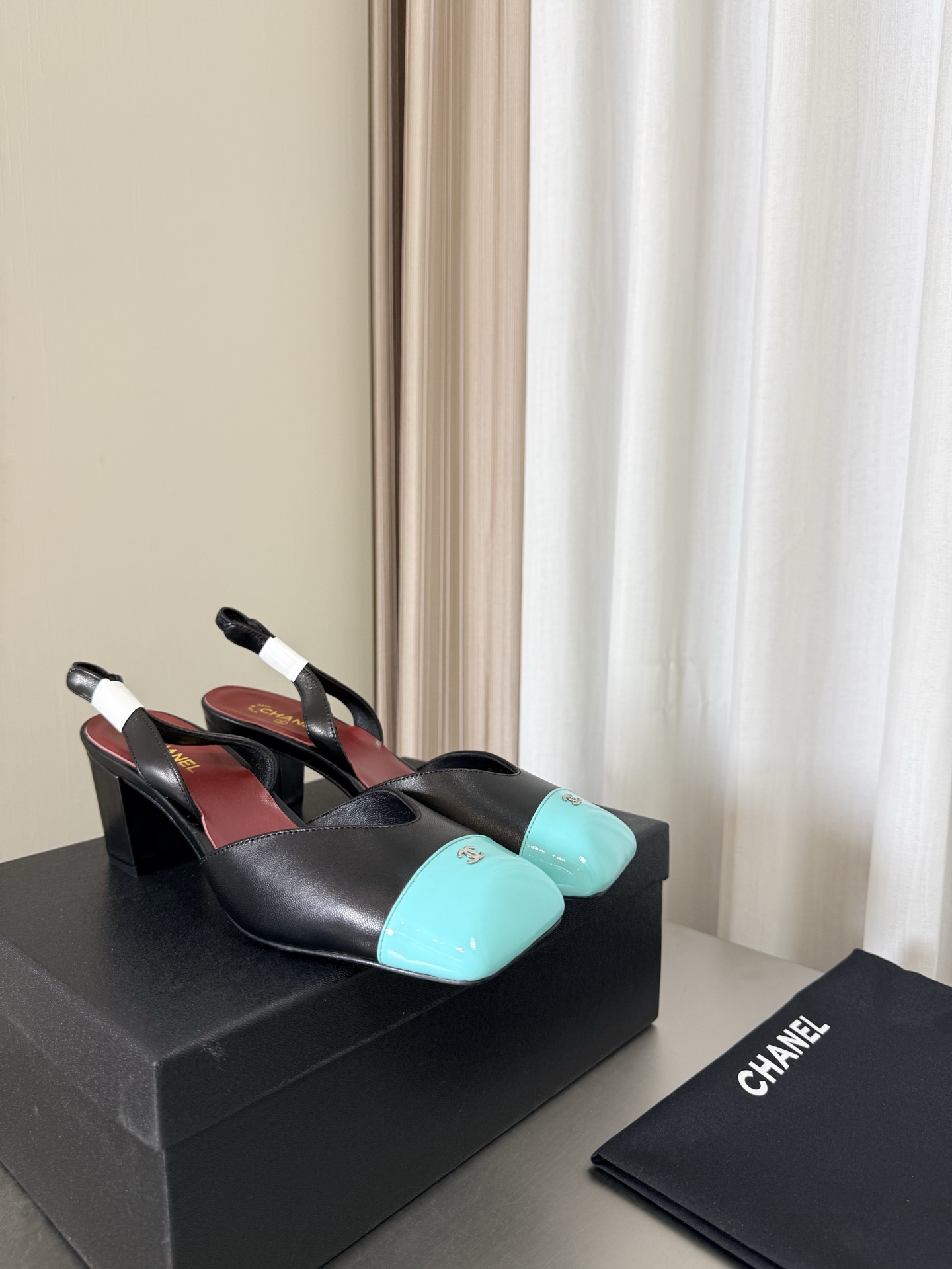 NO:816049,CHANEL Chanel medium heel color matching flat toe strap sandals small fragrant medium heel heel height 6 cm metal logo blessing comfortable and stylish black with blue original lambskin sheepskin lining Italian genuine leather outsole full of texture classic square toe design super comfortable logo clearly visible elegant lambskin lining on the inside foot pad logo clear not tiring feet steel stamped brand logo matching and version pursuit of quality  Original Italian genuine leather outsole with logo, full of texture 35 36 37 38 39 40 41 (40 41 customized) with original packaging, sandals, chanel, chanel, sandals, sheepskin, Leather soles19860909CHANEL 香奈儿 中跟 拼色 扁头系后带凉鞋 小香 中跟  跟高 6 cm 金属 logo 加持 舒适有范 黑色 拼 蓝色 原版 小羊皮 羊皮内里 意大利真皮大底 质感满满 经典方头 设计 超舒适   logo清晰可见  优雅 内里选用小羊皮内里 垫脚logo清晰  不累脚 钢印品牌logo 对标对版 追求品质 原版 意大利真皮大底 logo大底 质感满满  35 36 37 38 39 40 41（40 41 定制） 搭配原版包装,凉鞋,chanel,chanel,sandals,sheepskin,Leather soles,Women's Shoes
