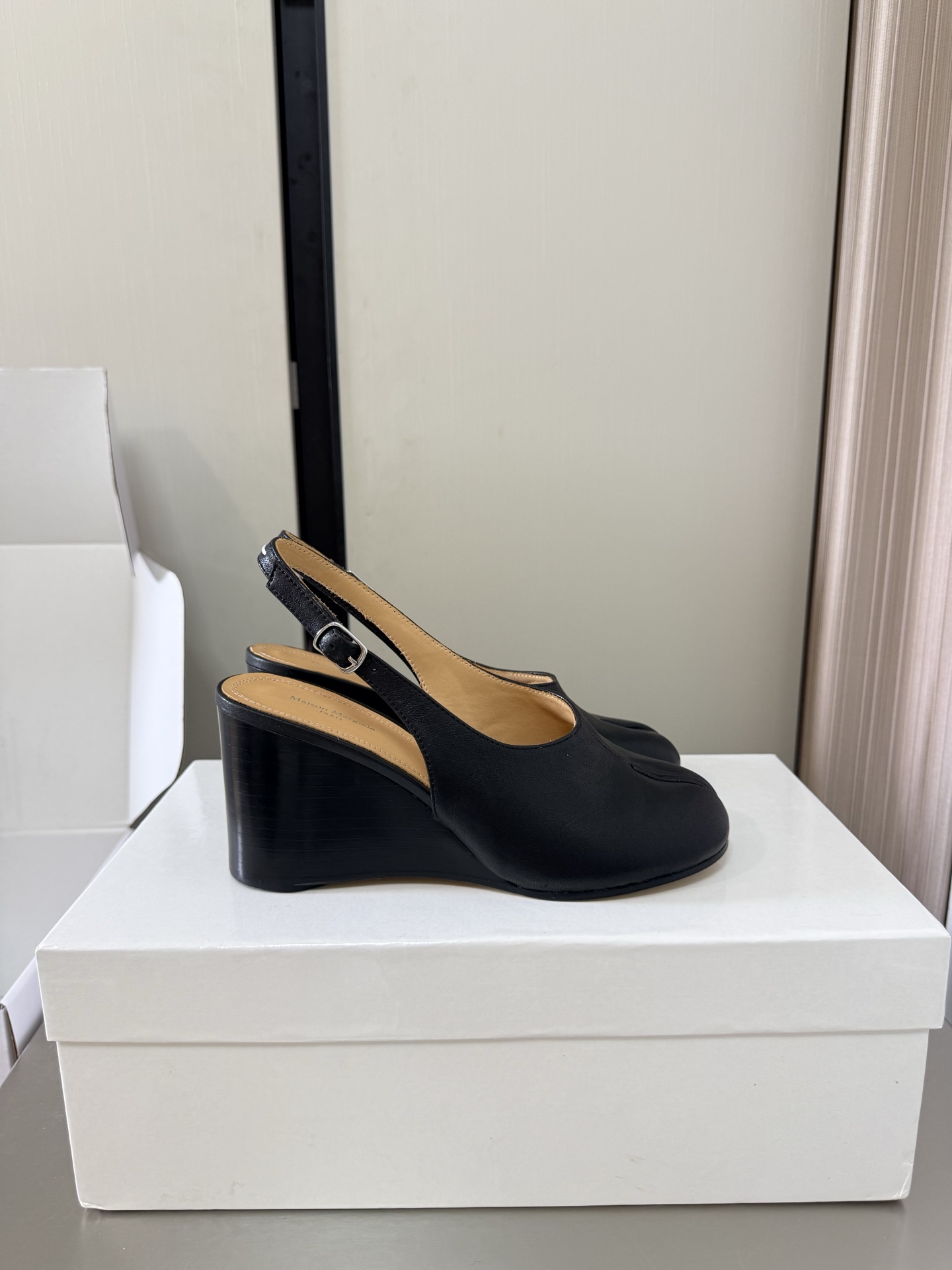 NO:816050,Margiela Wedge layer leather wrapped split-toe shoes Heel height 7.5 cm Same as the original leather outsole Black lambskin Unique foot pad Angora water-dyed cowhide MaisonMargiela Margiela MM6 is coming!  It smells so good. It has a beautiful and colorful girly feel!   A fashion item not to be missed. Simple and stylish beauty. A must-have item. Fashionable age-reducing artifact. Casual and honest feeling. Simple and advanced design. Incorporates the unique logo of MM6. Suitable for daily life. Leisure and vacation. Versatile. Really comfortable. Original consistent and comfortable genuine leather outsole. Split design. Original consistent material. Standard original order. Please look for our high-quality goods. 35 36 37 38 39 40 41 (40)  41 customized), split-toe sandals, masion margiela, masion margiela, sandals, cowhide, sheepskin, Leather soles19860909马吉拉 坡跟层皮包裹 分趾鞋 跟高 7.5 cm 原版一致 真皮大底 黑色小羊皮 别具匠心 垫脚 安哥拉水染牛皮 MaisonMargiela 马吉拉 MM6 火爆来袭！太香了  靓丽多彩少女感扑面而来！  不容错过的时尚单品 简单又有格调的美 跑量扛把子  必入单品 时尚减龄神器 随性率真的感脚 简单高级的设计 融入MM6独有的标志 同时满足日常 休闲渡假 百搭 真心巴适 原版一致舒适真皮大底 分体设计  原版一致材料 对标原单 请认准咱家高货 35 36 37 38 39 40 41（40 41 定制）,分趾鞋凉鞋,masion margiela,masion margiela,sandals,cowhide,sheepskin,Leather soles,Women's Shoes