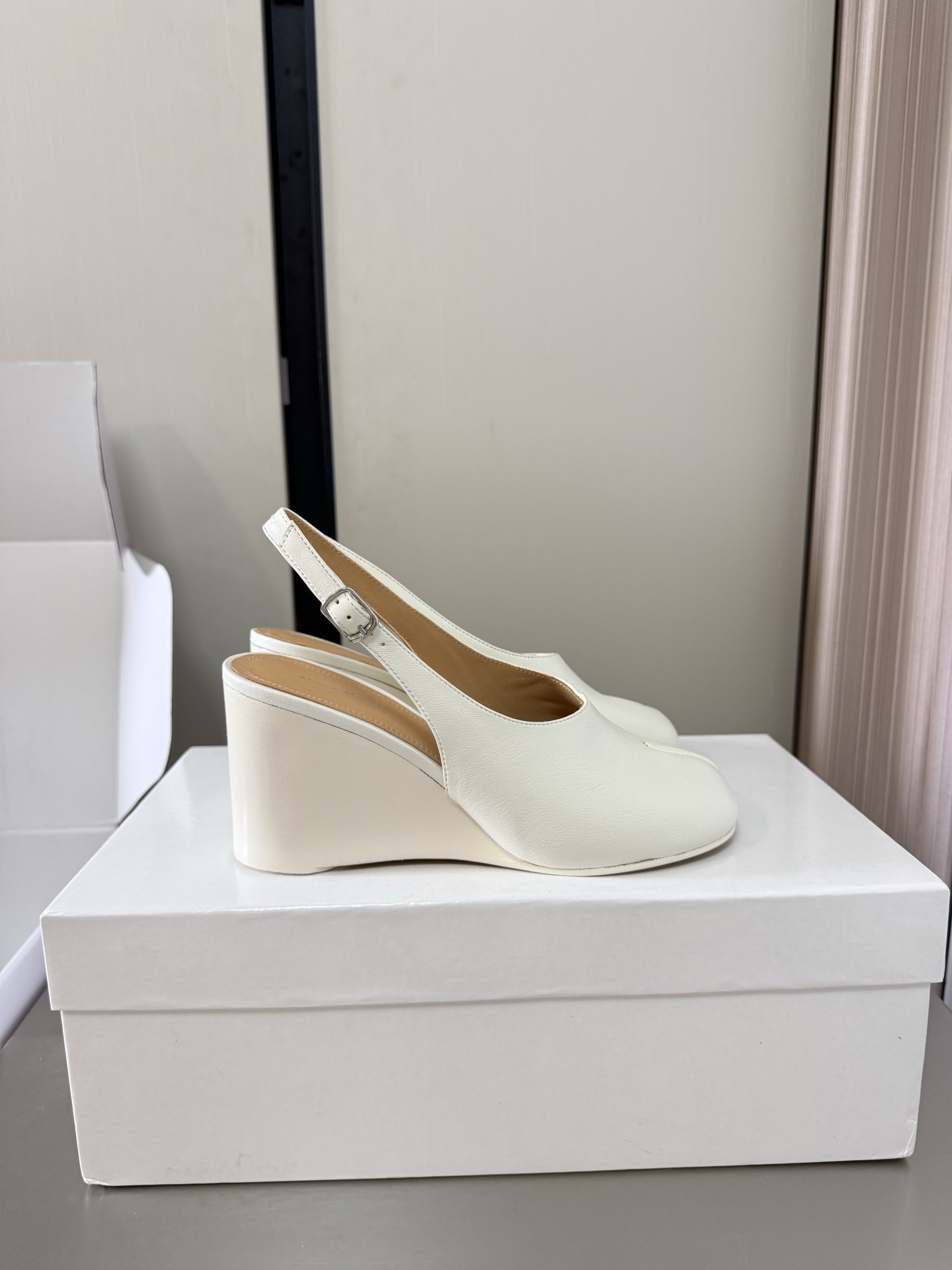 NO:816052,Margiela Wedge layered leather wrapped split-toe shoes Heel height 7.5 cm Same as the original Leather outsole White lambskin Unique foot pad Angora water-dyed cowhide MaisonMargiela Margiela MM6 is coming!  It smells so good. It has a beautiful and colorful girly feel!   A fashion item not to be missed. Simple and stylish beauty. A must-have item. Fashionable age-reducing artifact. Casual and honest feeling. Simple and advanced design. Incorporates the unique logo of MM6. Suitable for daily life. Leisure and vacation. Versatile. Really comfortable. Original consistent and comfortable genuine leather outsole. Split design. Original consistent material. Standard original order. Please look for our high-quality goods. 35 36 37 38 39 40 41 (40)  41 customized), split-toe sandals, masion margiela, masion margiela, sandals, cowhide, sheepskin, Leather soles19860909马吉拉 坡跟层皮包裹 分趾鞋 跟高 7.5 cm 原版一致 真皮大底 白色小羊皮 别具匠心 垫脚 安哥拉水染牛皮 MaisonMargiela 马吉拉 MM6 火爆来袭！太香了  靓丽多彩少女感扑面而来！  不容错过的时尚单品 简单又有格调的美 跑量扛把子  必入单品 时尚减龄神器 随性率真的感脚 简单高级的设计 融入MM6独有的标志 同时满足日常 休闲渡假 百搭 真心巴适 原版一致舒适真皮大底 分体设计  原版一致材料 对标原单 请认准咱家高货 35 36 37 38 39 40 41（40 41 定制）,分趾鞋凉鞋,masion margiela,masion margiela,sandals,cowhide,sheepskin,Leather soles,Women's Shoes