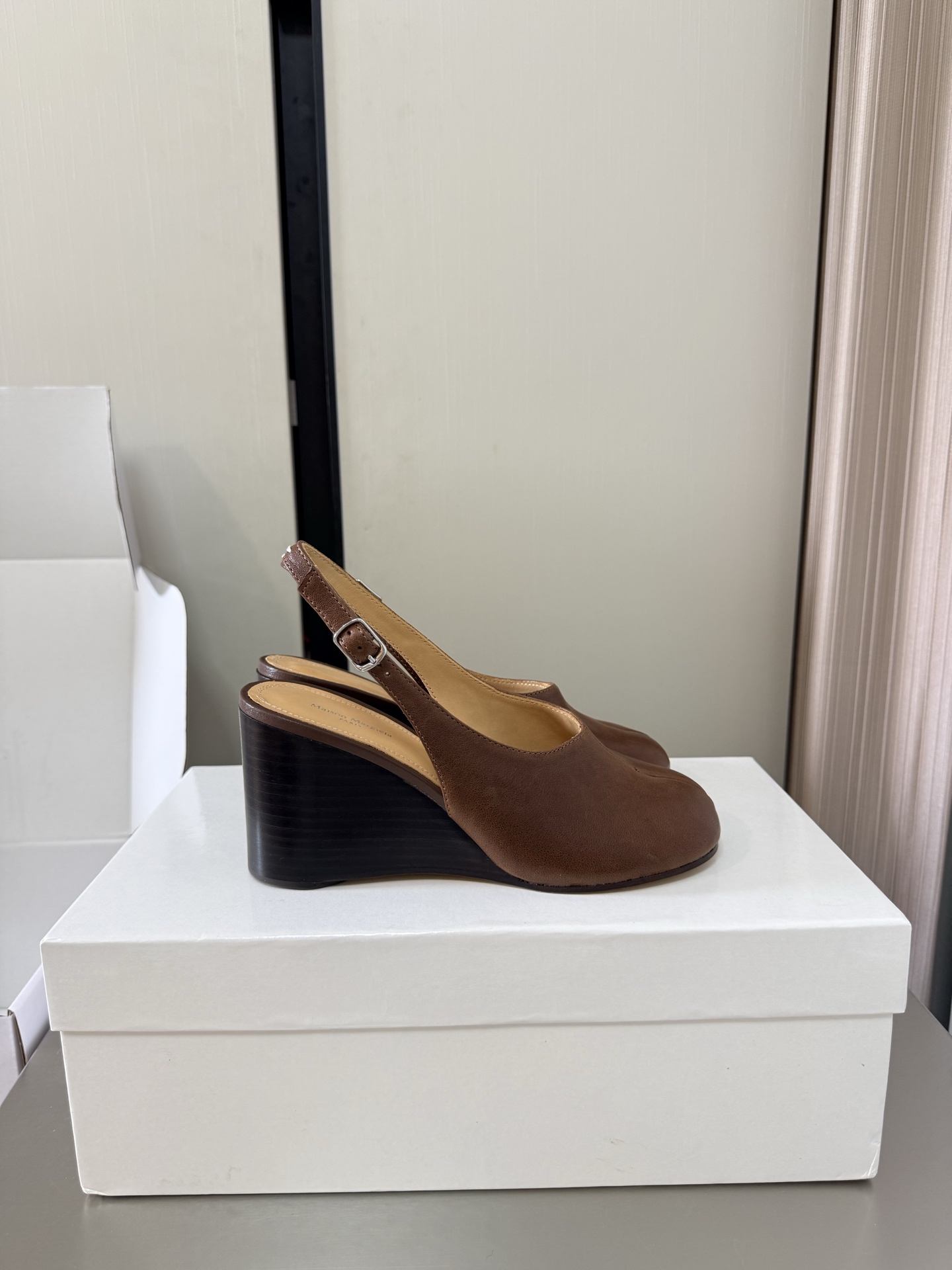 NO:816054,Margiela Wedge leather wrapped split-toe shoes Heel height 7.5 cm Same as the original leather outsole Brown lambskin Unique foot pads Angora water-dyed cowhide MaisonMargiela Margiela MM6 is coming!  It smells so good. It has a beautiful and colorful girly feel!   A fashion item not to be missed. Simple and stylish beauty. A must-have item. Fashionable age-reducing artifact. Casual and honest feeling. Simple and advanced design. Incorporates the unique logo of MM6. Suitable for daily life. Leisure and vacation. Versatile. Really comfortable. Original consistent and comfortable genuine leather outsole. Split design. Original consistent material. Standard original order. Please look for our high-quality goods. 35 36 37 38 39 40 41 (40)  41 customized), split-toe sandals, masion margiela, masion margiela, sandals, cowhide, sheepskin, Leather soles19860909马吉拉 坡跟层皮包裹 分趾鞋 跟高 7.5 cm 原版一致 真皮大底 棕色 小羊皮 别具匠心 垫脚 安哥拉水染牛皮 MaisonMargiela 马吉拉 MM6 火爆来袭！太香了  靓丽多彩少女感扑面而来！  不容错过的时尚单品 简单又有格调的美 跑量扛把子  必入单品 时尚减龄神器 随性率真的感脚 简单高级的设计 融入MM6独有的标志 同时满足日常 休闲渡假 百搭 真心巴适 原版一致舒适真皮大底 分体设计  原版一致材料 对标原单 请认准咱家高货 35 36 37 38 39 40 41（40 41 定制）,分趾鞋凉鞋,masion margiela,masion margiela,sandals,cowhide,sheepskin,Leather soles,Women's Shoes