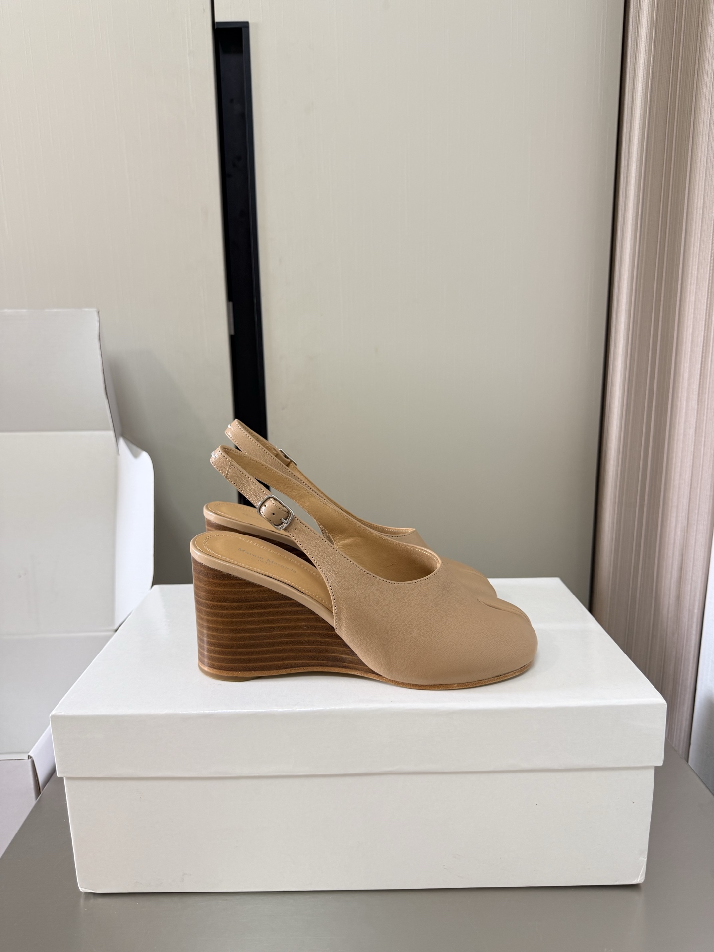 NO:816056,Margiela Wedge leather wrapped split-toe shoes Heel height 7.5 cm Same as the original leather outsole Apricot lambskin Unique foot pads Angora water-dyed cowhide MaisonMargiela Margiela MM6 is coming!  It smells so good. It has a beautiful and colorful girly feel!   A fashion item not to be missed. Simple and stylish beauty. A must-have item. Fashionable age-reducing artifact. Casual and honest feeling. Simple and advanced design. Incorporates the unique logo of MM6. Suitable for daily life. Leisure and vacation. Versatile. Really comfortable. Original consistent and comfortable genuine leather outsole. Split design. Original consistent material. Standard original order. Please look for our high-quality goods. 35 36 37 38 39 40 41 (40)  41 customized), split-toe sandals, masion margiela, masion margiela, sandals, cowhide, sheepskin, Leather soles19860909马吉拉 坡跟层皮包裹 分趾鞋 跟高 7.5 cm 原版一致 真皮大底 杏色 小羊皮 别具匠心 垫脚 安哥拉水染牛皮 MaisonMargiela 马吉拉 MM6 火爆来袭！太香了  靓丽多彩少女感扑面而来！  不容错过的时尚单品 简单又有格调的美 跑量扛把子  必入单品 时尚减龄神器 随性率真的感脚 简单高级的设计 融入MM6独有的标志 同时满足日常 休闲渡假 百搭 真心巴适 原版一致舒适真皮大底 分体设计  原版一致材料 对标原单 请认准咱家高货 35 36 37 38 39 40 41（40 41 定制）,分趾鞋凉鞋,masion margiela,masion margiela,sandals,cowhide,sheepskin,Leather soles,Women's Shoes
