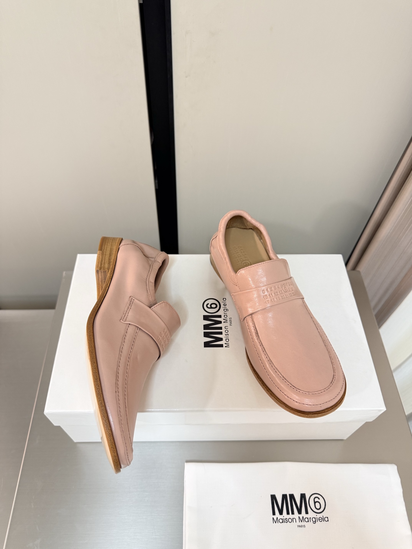 NO:816038,MM6 Margiela flat loafers, heel height 2cm, the same as the original version, genuine leather outsole, pink butter leather, unique foot pads, Angora water-dyed cowhide, MaisonMargiela MaisonMargiela MM6 is coming!  It smells so good. It has a beautiful and colorful girly feel!   A fashion item not to be missed. Simple and stylish beauty. A must-have item. Fashionable age-reducing artifact. Casual and honest feeling. Simple and advanced design. Incorporates the unique logo of MM6. Suitable for daily life. Leisure and vacation. Versatile. Really comfortable. Original consistent and comfortable genuine leather outsole. Split design. Original consistent material. Standard original order. Please look for our high-quality goods. 35 36 37 38 39 40 41 (40)  41 customized),loafers,masion margiela,masion margiela,loafers,cowhide,Leather soles19860909MM6 马吉拉 平底乐福鞋 跟高 2cm 原版一致 真皮大底 粉色 牛油皮 别具匠心 垫脚 安哥拉水染牛皮 MaisonMargiela 马吉拉 MM6  火爆来袭！太香了  靓丽多彩少女感扑面而来！  不容错过的时尚单品 简单又有格调的美 跑量扛把子  必入单品 时尚减龄神器 随性率真的感脚 简单高级的设计 融入MM6独有的标志 同时满足日常 休闲渡假 百搭 真心巴适 原版一致舒适真皮大底 分体设计  原版一致材料 对标原单 请认准咱家高货 35 36 37 38 39 40 41（40 41 定制）,乐福鞋,masion margiela,masion margiela,loafers,cowhide,Leather soles,Women's Shoes