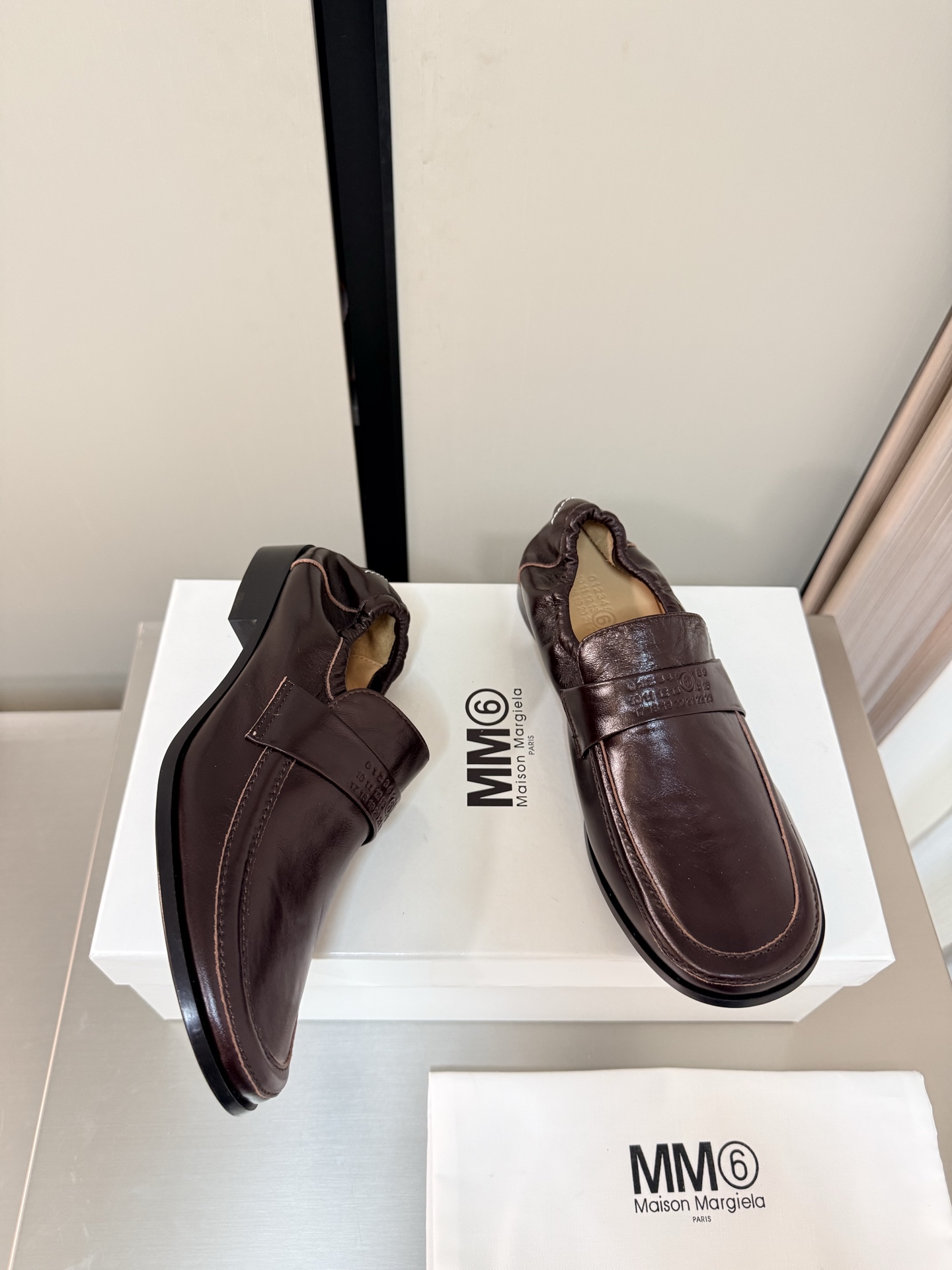 NO:816040,MM6 Margiela flat loafers, heel height 2cm, the same as the original, genuine leather outsole, brown butter leather, unique foot pads, Angora water-dyed cowhide, MaisonMargiela MaisonMargiela MM6 is coming!  It smells so good. It has a beautiful and colorful girly feel!   A fashion item not to be missed. Simple and stylish beauty. A must-have item. Fashionable age-reducing artifact. Casual and honest feeling. Simple and advanced design. Incorporates the unique logo of MM6. Suitable for daily life. Leisure and vacation. Versatile. Really comfortable. Original consistent and comfortable genuine leather outsole. Split design. Original consistent material. Standard original order. Please look for our high-quality goods. 35 36 37 38 39 40 41 (40)  41 customized),loafers,masion margiela,masion margiela,loafers,cowhide,Leather soles19860909MM6 马吉拉 平底乐福鞋 跟高 2cm 原版一致 真皮大底 咖啡色 牛油皮 别具匠心 垫脚 安哥拉水染牛皮 MaisonMargiela 马吉拉 MM6  火爆来袭！太香了  靓丽多彩少女感扑面而来！  不容错过的时尚单品 简单又有格调的美 跑量扛把子  必入单品 时尚减龄神器 随性率真的感脚 简单高级的设计 融入MM6独有的标志 同时满足日常 休闲渡假 百搭 真心巴适 原版一致舒适真皮大底 分体设计  原版一致材料 对标原单 请认准咱家高货 35 36 37 38 39 40 41（40 41 定制）,乐福鞋,masion margiela,masion margiela,loafers,cowhide,Leather soles,Women's Shoes