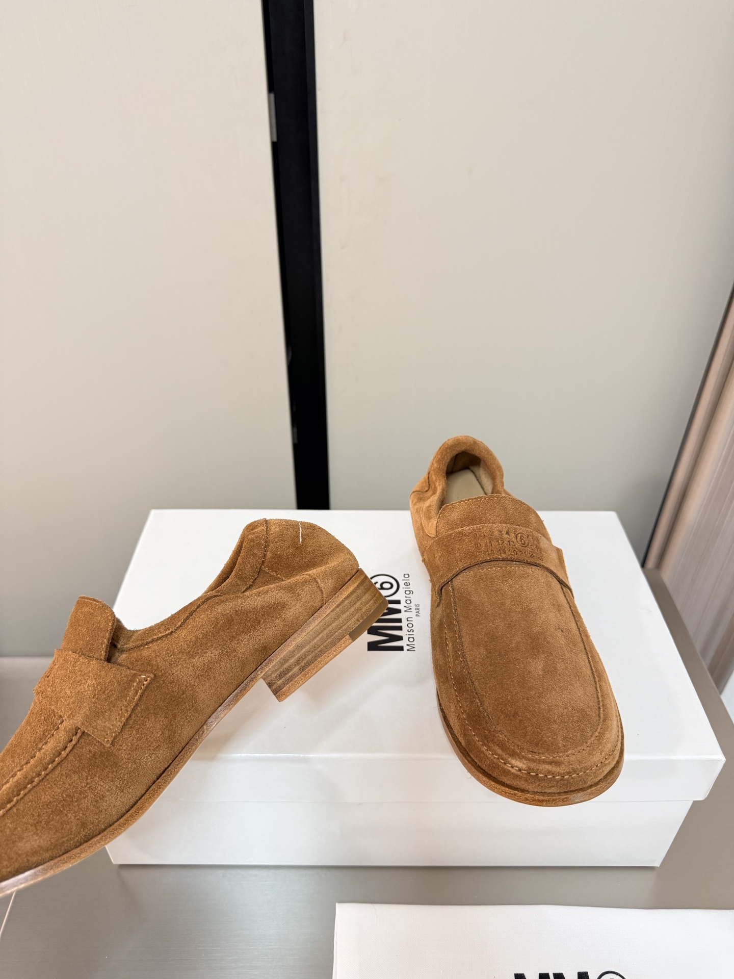 NO:816042,MM6 Margiela flat loafers, heel height 2cm, the same as the original version, genuine leather outsole, brown cow suede leather, unique foot pads, Angora water-dyed cowhide, MaisonMargiela MaisonMargiela MM6 is coming!  It smells so good. It has a beautiful and colorful girly feel!   A fashion item not to be missed. Simple and stylish beauty. A must-have item. Fashionable age-reducing artifact. Casual and honest feeling. Simple and advanced design. Incorporates the unique logo of MM6. Suitable for daily life. Leisure and vacation. Versatile. Really comfortable. Original consistent and comfortable genuine leather outsole. Split design. Original consistent material. Standard original order. Please look for our high-quality goods. 35 36 37 38 39 40 41 (40)  41 customized),loafers,masion margiela,masion margiela,loafers,cowhide,Leather soles19860909MM6 马吉拉 平底乐福鞋 跟高 2cm 原版一致 真皮大底 棕色 牛反绒皮别具匠心 垫脚 安哥拉水染牛皮 MaisonMargiela 马吉拉 MM6  火爆来袭！太香了  靓丽多彩少女感扑面而来！  不容错过的时尚单品 简单又有格调的美 跑量扛把子  必入单品 时尚减龄神器 随性率真的感脚 简单高级的设计 融入MM6独有的标志 同时满足日常 休闲渡假 百搭 真心巴适 原版一致舒适真皮大底 分体设计  原版一致材料 对标原单 请认准咱家高货 35 36 37 38 39 40 41（40 41 定制）,乐福鞋,masion margiela,masion margiela,loafers,cowhide,Leather soles,Women's Shoes