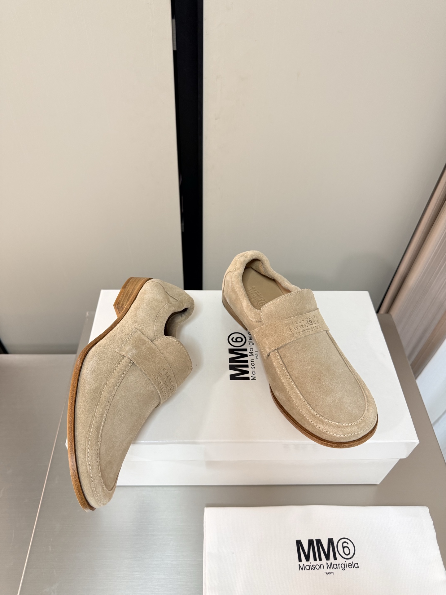 NO:816044,MM6 Margiela flat loafers, heel height 2cm, the same as the original version, genuine leather outsole, apricot color, suede leather, unique foot pads, Angora water-dyed cowhide, MaisonMargiela MaisonMargiela MM6 is coming!  It smells so good. It has a beautiful and colorful girly feel!   A fashion item not to be missed. Simple and stylish beauty. A must-have item. Fashionable age-reducing artifact. Casual and honest feeling. Simple and advanced design. Incorporates the unique logo of MM6. Suitable for daily life. Leisure and vacation. Versatile. Really comfortable. Original consistent and comfortable genuine leather outsole. Split design. Original consistent material. Standard original order. Please look for our high-quality goods. 35 36 37 38 39 40 41 (40)  41 customized),loafers,masion margiela,masion margiela,loafers,cowhide,Leather soles19860909MM6 马吉拉 平底乐福鞋 跟高 2cm 原版一致 真皮大底 杏色 牛反绒皮 别具匠心 垫脚 安哥拉水染牛皮 MaisonMargiela 马吉拉 MM6  火爆来袭！太香了  靓丽多彩少女感扑面而来！  不容错过的时尚单品 简单又有格调的美 跑量扛把子  必入单品 时尚减龄神器 随性率真的感脚 简单高级的设计 融入MM6独有的标志 同时满足日常 休闲渡假 百搭 真心巴适 原版一致舒适真皮大底 分体设计  原版一致材料 对标原单 请认准咱家高货 35 36 37 38 39 40 41（40 41 定制）,乐福鞋,masion margiela,masion margiela,loafers,cowhide,Leather soles,Women's Shoes