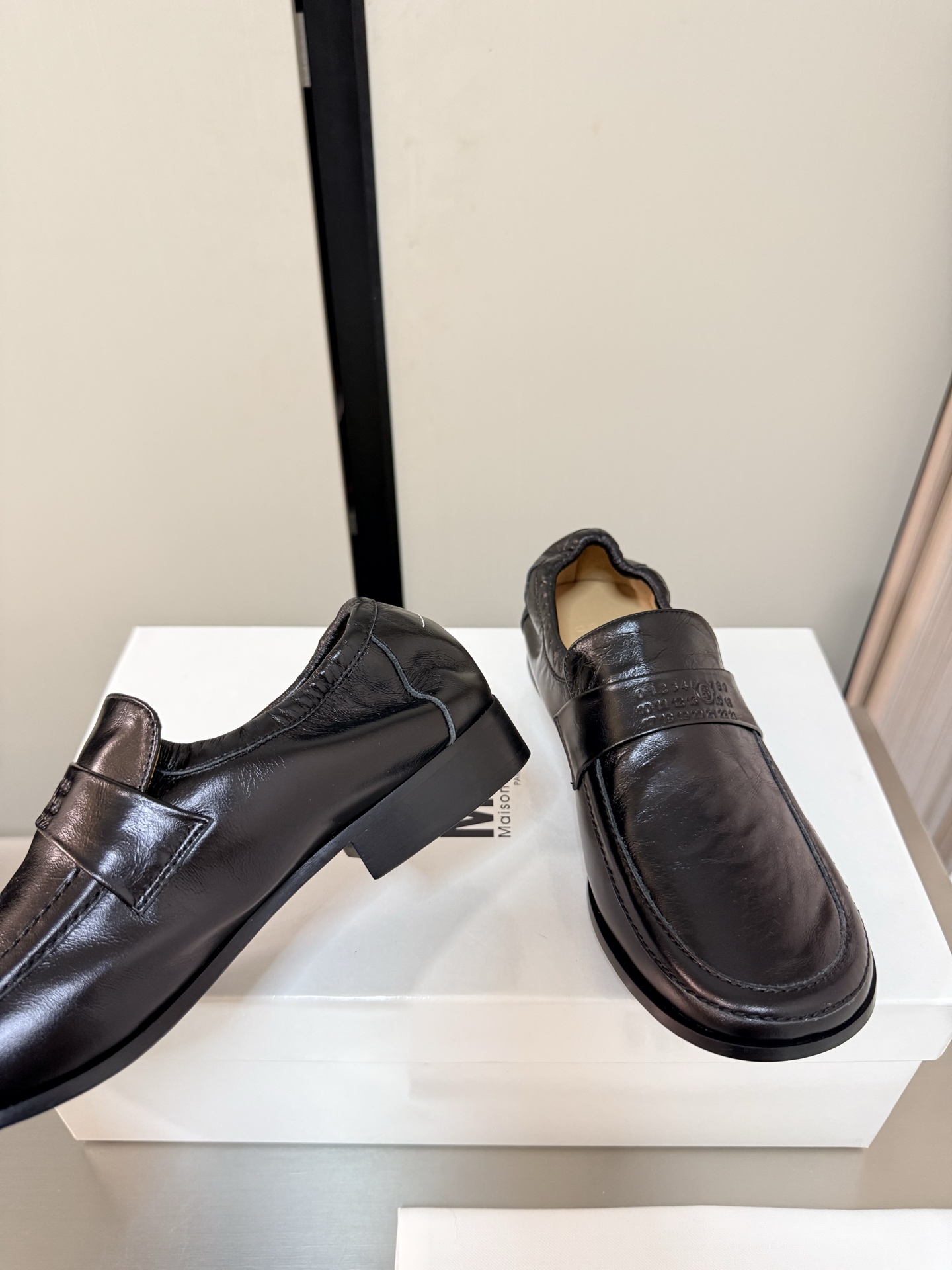 NO:816046,MM6 Margiela flat loafers, heel height 2cm, the same as the original version, genuine leather outsole, black butter leather, unique foot pads, Angora water-dyed cowhide, MaisonMargiela Margiela MM6 is coming!  It smells so good. It has a beautiful and colorful girly feel!   A fashion item not to be missed. Simple and stylish beauty. A must-have item. Fashionable age-reducing artifact. Casual and honest feeling. Simple and advanced design. Incorporates the unique logo of MM6. Suitable for daily life. Leisure and vacation. Versatile. Really comfortable. Original consistent and comfortable genuine leather outsole. Split design. Original consistent material. Standard original order. Please look for our high-quality goods. 35 36 37 38 39 40 41 (40)  41 customized),loafers,masion margiela,masion margiela,loafers,cowhide,Leather soles19860909MM6 马吉拉 平底乐福鞋 跟高 2cm 原版一致 真皮大底 黑色牛油皮 别具匠心 垫脚 安哥拉水染牛皮 MaisonMargiela 马吉拉 MM6  火爆来袭！太香了  靓丽多彩少女感扑面而来！  不容错过的时尚单品 简单又有格调的美 跑量扛把子  必入单品 时尚减龄神器 随性率真的感脚 简单高级的设计 融入MM6独有的标志 同时满足日常 休闲渡假 百搭 真心巴适 原版一致舒适真皮大底 分体设计  原版一致材料 对标原单 请认准咱家高货 35 36 37 38 39 40 41（40 41 定制）,乐福鞋,masion margiela,masion margiela,loafers,cowhide,Leather soles,Women's Shoes
