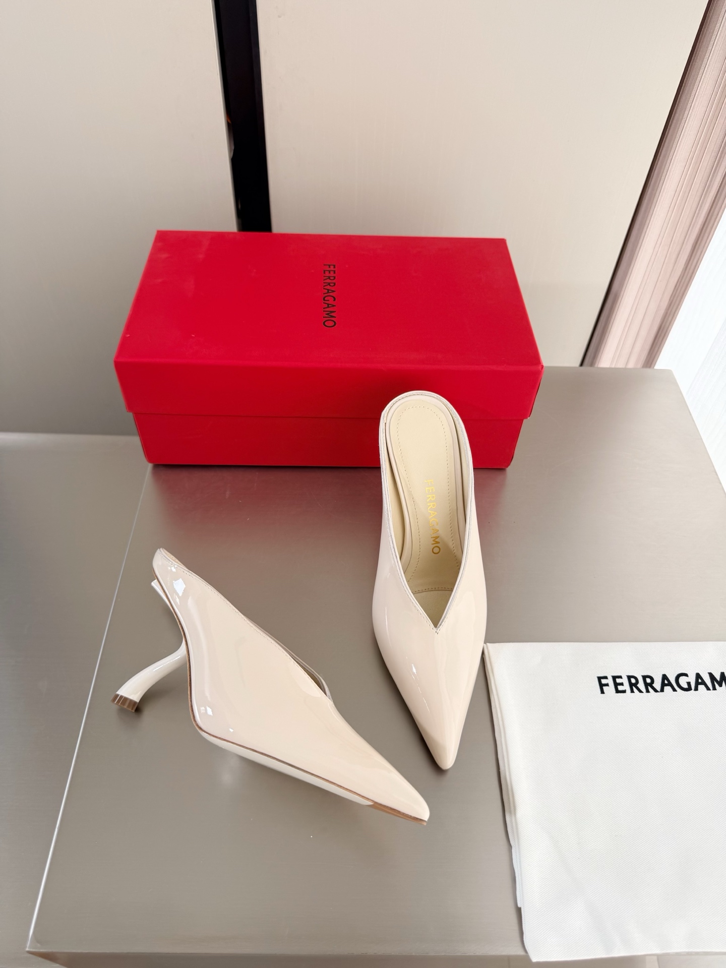NO:816028,Ferragamo S Metal Heel Series High Heel 9.5cm Pointed Toe Slippers The inspiration of the new designer. Streamlined metal heel. White calf patent leather. Original private model heel. With F logo. Stylish brand LOGO. Highly recognizable. Various products are competing for brands. They are launching super series heels first. Paris fashion show style.  This series interprets the new fashion charm and continues the ultra-high heel design. It has won the favor of well-known overseas bloggers and millions of fans. It is sold well at home and abroad and is out of stock. The top version is in candy color. Each color is beautiful and known. Multiple colors are available. Upper shoes: calf patent leather. Lining: lambskin lining. Sole shoes: Original consistent genuine leather outsole. Toe injection molded rubber F logo code number: 34 35 36 37 38 39 40 41  42 (Female 34 40 41 42 order) Packaging: full set of original packaging, half-slip high heels, ferragamo, ferragamo, high heels, slippers, sheepskin, Leather soles19860909Ferragamo 菲拉格慕 S金属跟 系列 高跟 9.5cm 尖头拖鞋 新任设计师的灵感之作 流线型金属跟 白色小牛漆皮  原版私家开模跟型 带有 F logo 字样 时尚的品牌LOGO持加,具有超辨高识度各品大争牌恐先推后出超系跟高列 巴黎时装秀场款 此系列演绎全新时尚魅力延续超高跟设计,深得海外知名博主青睐千万粉丝博主倾情演绎,畅销海内外国内已经断货,顶级版本糖果色配色,每个颜色都是绝美知知,多颜色供选 面鞋: 小牛漆皮  里内: 小羊皮里  底鞋:原版一致真皮大底 鞋头注塑橡胶 F logo 码数: 34 35 36 37 38 39 40 41 42  (女 34 40 41 42 订)  包装: 全套原包版装,半拖高跟鞋,ferragamo,ferragamo,high heels,slippers,sheepskin,Leather soles,Women's Shoes