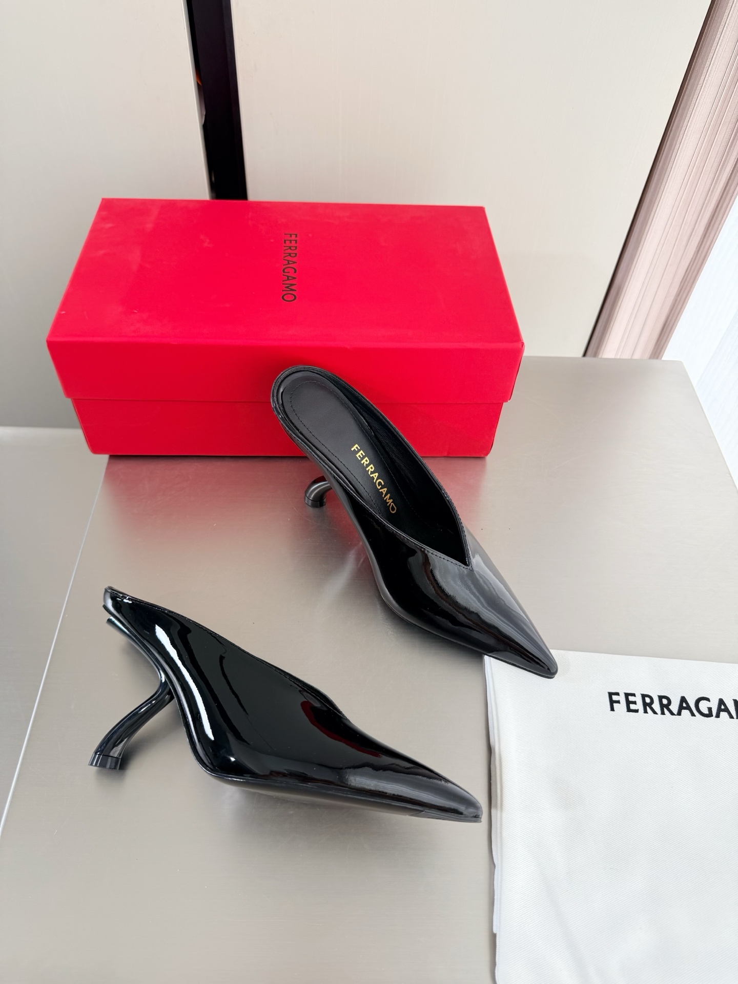 NO:816031,Ferragamo S Metal Heel Series High Heel 9.5cm Pointed Toe Slippers Inspired by the new designer Streamlined metal heel Black calf patent leather Original private model heel with F logo Words Stylish brand LOGO, super recognizable and highly recognizable. Various products are competing for brands, and they are launching super series heels first. Paris fashion show style  This series interprets the new fashion charm and continues the ultra-high heel design. It has won the favor of well-known overseas bloggers and millions of fans. It is sold well at home and abroad and is out of stock. The top version is in candy color. Each color is beautiful and known. Multiple colors are available. Upper shoes: calf patent leather. Lining: lambskin lining. Sole shoes: Original consistent genuine leather outsole. Toe injection molded rubber F logo code number: 34 35 36 37 38 39 40 41  42 (Female 34 40 41 42 order) Packaging: full set of original packaging, half-slip high heels, ferragamo, ferragamo, high heels, slippers, sheepskin, Leather soles19860909Ferragamo 菲拉格慕 S金属跟 系列 高跟 9.5cm 尖头拖鞋 新任设计师的灵感之作 流线型金属跟 黑色小牛漆皮  原版私家开模跟型 带有 F logo 字样 时尚的品牌LOGO持加,具有超辨高识度各品大争牌恐先推后出超系跟高列 巴黎时装秀场款 此系列演绎全新时尚魅力延续超高跟设计,深得海外知名博主青睐千万粉丝博主倾情演绎,畅销海内外国内已经断货,顶级版本糖果色配色,每个颜色都是绝美知知,多颜色供选 面鞋: 小牛漆皮  里内: 小羊皮里  底鞋:原版一致真皮大底 鞋头注塑橡胶 F logo 码数: 34 35 36 37 38 39 40 41 42  (女 34 40 41 42 订)  包装: 全套原包版装,半拖高跟鞋,ferragamo,ferragamo,high heels,slippers,sheepskin,Leather soles,Women's Shoes