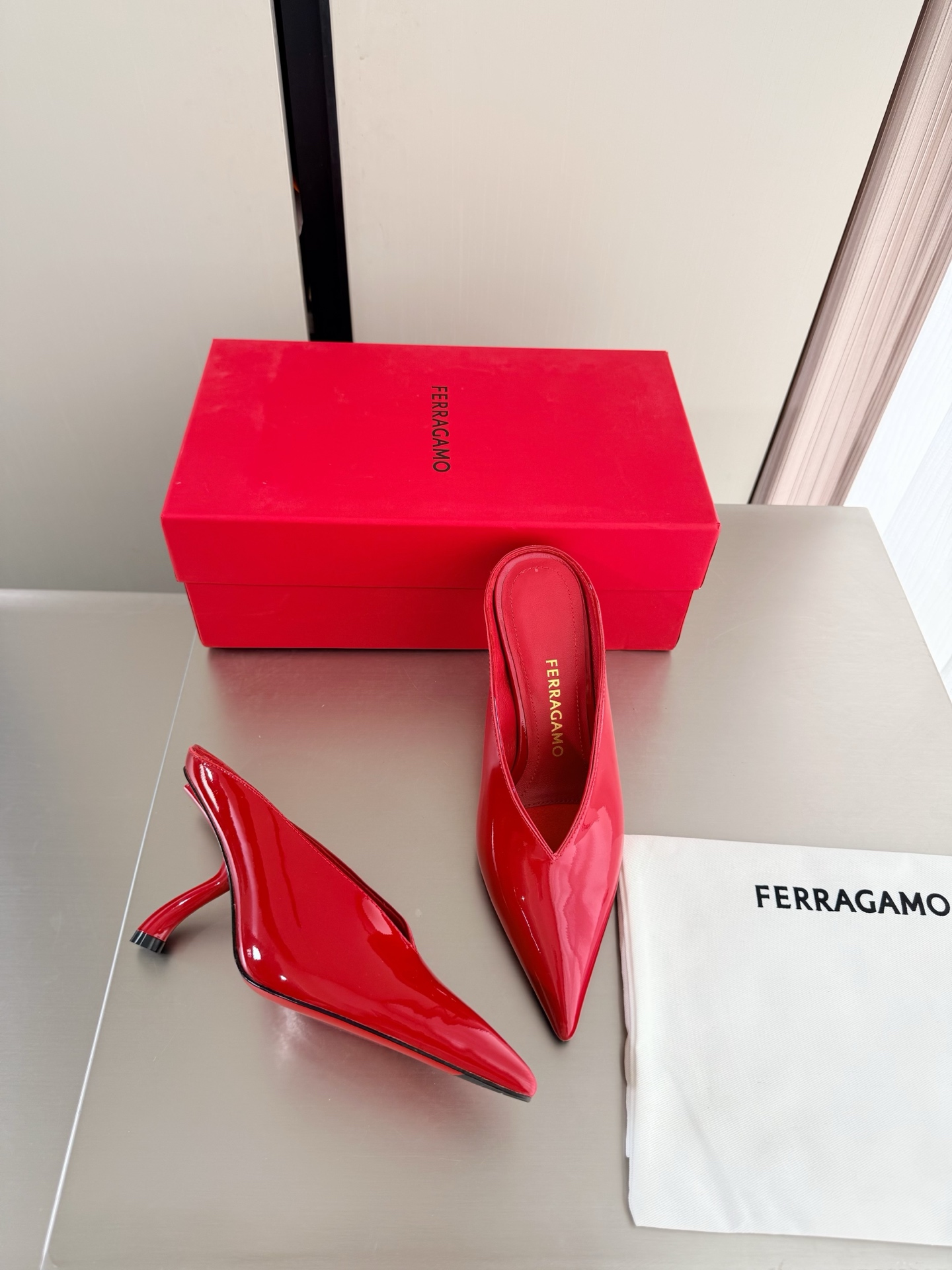 NO:816034,Ferragamo S Metal Heel Series High Heel 9.5cm Pointed Toe Slippers Inspired by the new designer Streamlined metal heel Red calf patent leather Original private model heel with F logo Words Stylish brand LOGO, super recognizable and highly recognizable. Various products are competing for brands, and they are launching super series heels first. Paris fashion show style  This series interprets the new fashion charm and continues the ultra-high heel design. It has won the favor of well-known overseas bloggers and millions of fans. It is sold well at home and abroad and is out of stock. The top version is in candy color. Each color is beautiful and known. Multiple colors are available. Upper shoes: calf patent leather. Lining: lambskin lining. Sole shoes: Original consistent genuine leather outsole. Toe injection molded rubber F logo code number: 34 35 36 37 38 39 40 41  42 (Female 34 40 41 42 order) Packaging: full set of original packaging, half-slip high heels, ferragamo, ferragamo, high heels, slippers, sheepskin, Leather soles19860909Ferragamo 菲拉格慕 S金属跟 系列 高跟 9.5cm 尖头拖鞋 新任设计师的灵感之作 流线型金属跟 红色小牛漆皮  原版私家开模跟型 带有 F logo 字样 时尚的品牌LOGO持加,具有超辨高识度各品大争牌恐先推后出超系跟高列 巴黎时装秀场款 此系列演绎全新时尚魅力延续超高跟设计,深得海外知名博主青睐千万粉丝博主倾情演绎,畅销海内外国内已经断货,顶级版本糖果色配色,每个颜色都是绝美知知,多颜色供选 面鞋: 小牛漆皮  里内: 小羊皮里  底鞋:原版一致真皮大底 鞋头注塑橡胶 F logo 码数: 34 35 36 37 38 39 40 41 42  (女 34 40 41 42 订)  包装: 全套原包版装,半拖高跟鞋,ferragamo,ferragamo,high heels,slippers,sheepskin,Leather soles,Women's Shoes