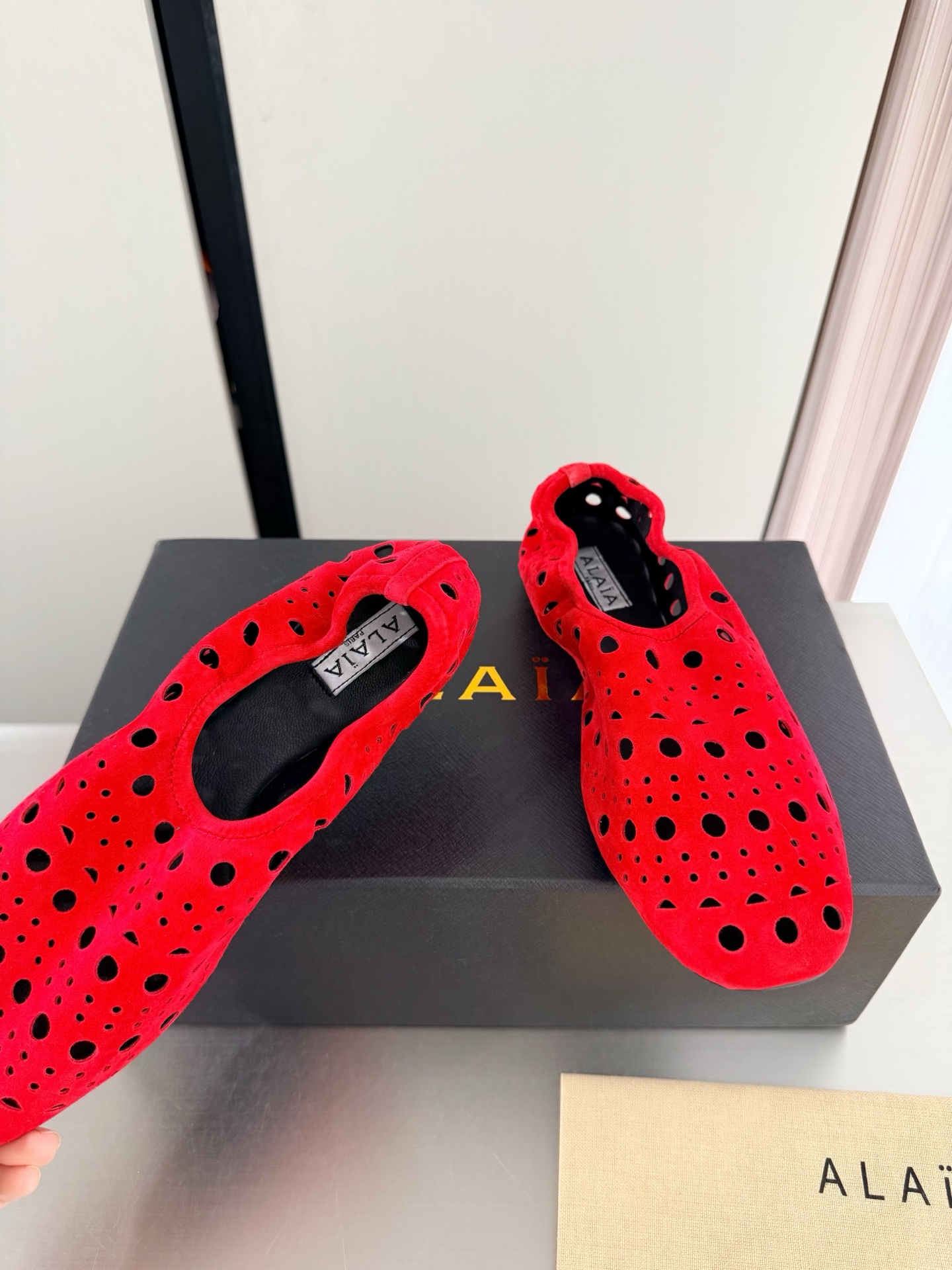 Valentino 麂皮 轻奢风 镂空单鞋 夏日