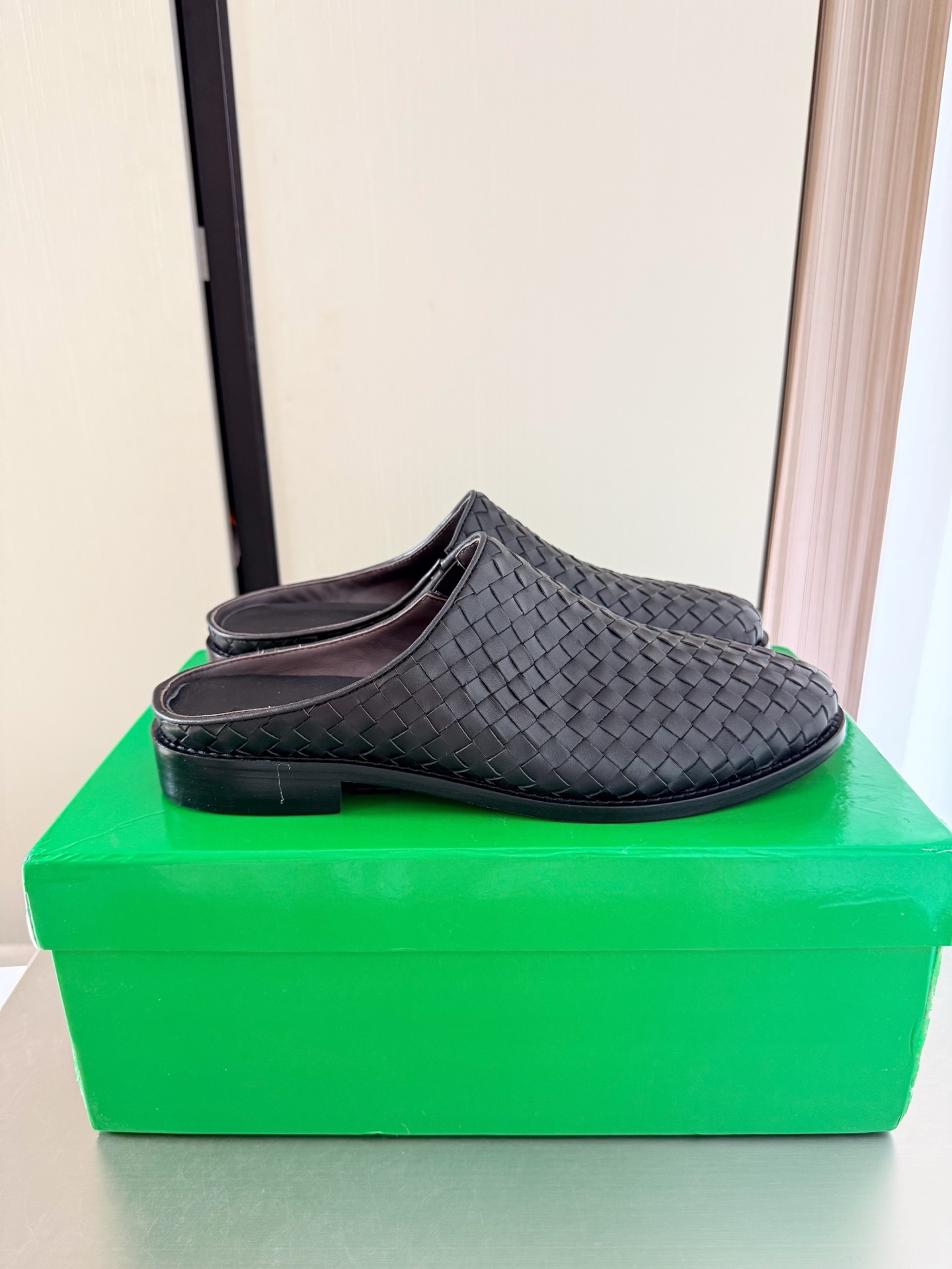 NO:816030,BV 7mm class toe-toe slippers, genuine leather hand-woven BV Knot series, men's style, black weaving, this classic style is simply BV's latest ceiling, two-color versatile, simple piece of leather with 7mm strips, hand-woven, high-end and comfortable. The fabric is made of high-quality calfskin. The foot-padded sheepskin lining is comfortable and high-end. The outsole is made of Italian genuine leather outsole & injection molded rubber technology. Use light dyeing technology to benchmark and version. Use original packaging. Shoe bags are printed with rubber logo technology.  The most high-end in the market. Hot melt glue is used to shape the toe and heel. It is easy to rebound and does not deform. The upper stitching is made by an Italian computer needle machine. The workmanship is fine. The original packaging is selected. Men's model 38 39 40 41 42 43 44 45 46 47 (Male 38 45 46 47 4620 4730 customized), semi-trailer, bottega  veneta,slippers,cowhide,sheepskin,leather soles19860909BV 7毫米级 包头拖鞋 真皮手工编织 BV Knot系列 男款 黑色编织 这款经典款 简直bv最新天花板啦 双色彩色百搭  简约一块皮7毫米抽条  手工编织而成 高档舒适 面料选用优质小牛皮 垫脚羊皮内里舒适高端 大底选用意大利真皮大底&注塑橡胶工艺 运用轻染工艺 对标对版 选用原版包装 鞋子布袋采用印胶logo工艺 市场最高端 采用热熔胶定型鞋头 后跟 易回弹不变形  鞋面车线选用意大利电脑针车 做工精细 选用原版包装   男款 38 39 40 41 42 43 44 45 46 47（男38 45 46 47 4620 4730 定制）,半拖,bottega veneta,slippers,cowhide,sheepskin,Leather soles,Women's Shoes