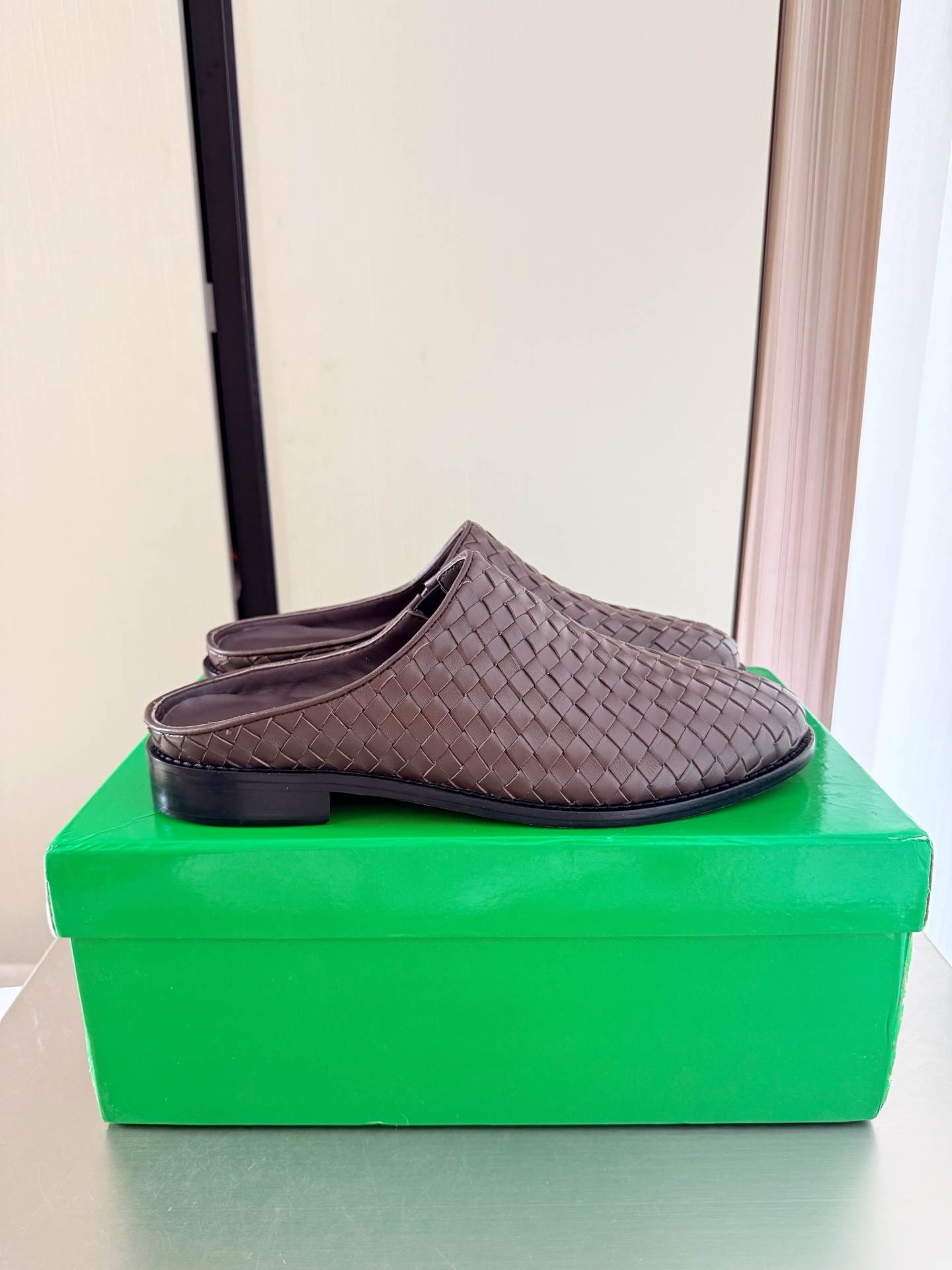 NO:816033,BV 7mm class toe-toe slippers Genuine hand-woven leather BV Knot series Men's Brown Braided This classic model is simply BV's latest ceiling Versatile two-color color Simple piece of leather with 7mm strips Hand-woven high-end and comfortable The fabric is made of high-quality calfskin The foot pads are lined with sheepskin, which is comfortable and high-end  The most high-end in the market. Hot melt glue is used to shape the toe and heel. It is easy to rebound and does not deform. The upper stitching is made by an Italian computer needle machine. The workmanship is fine. The original packaging is selected. Men's model 38 39 40 41 42 43 44 45 46 47 (Male 38 45 46 47 4620 4730 customized), semi-trailer, bottega  veneta,slippers,cowhide,sheepskin,leather soles19860909BV 7毫米级 包头拖鞋 真皮手工编织 BV Knot系列 男款 咖啡色 编织 这款经典款 简直bv最新天花板啦 双色彩色百搭  简约一块皮7毫米抽条  手工编织而成 高档舒适 面料选用优质小牛皮 垫脚羊皮内里舒适高端 大底选用意大利真皮大底&注塑橡胶工艺 运用轻染工艺 对标对版 选用原版包装 鞋子布袋采用印胶logo工艺 市场最高端 采用热熔胶定型鞋头 后跟 易回弹不变形  鞋面车线选用意大利电脑针车 做工精细 选用原版包装   男款 38 39 40 41 42 43 44 45 46 47（男38 45 46 47 4620 4730 定制）,半拖,bottega veneta,slippers,cowhide,sheepskin,Leather soles,Women's Shoes