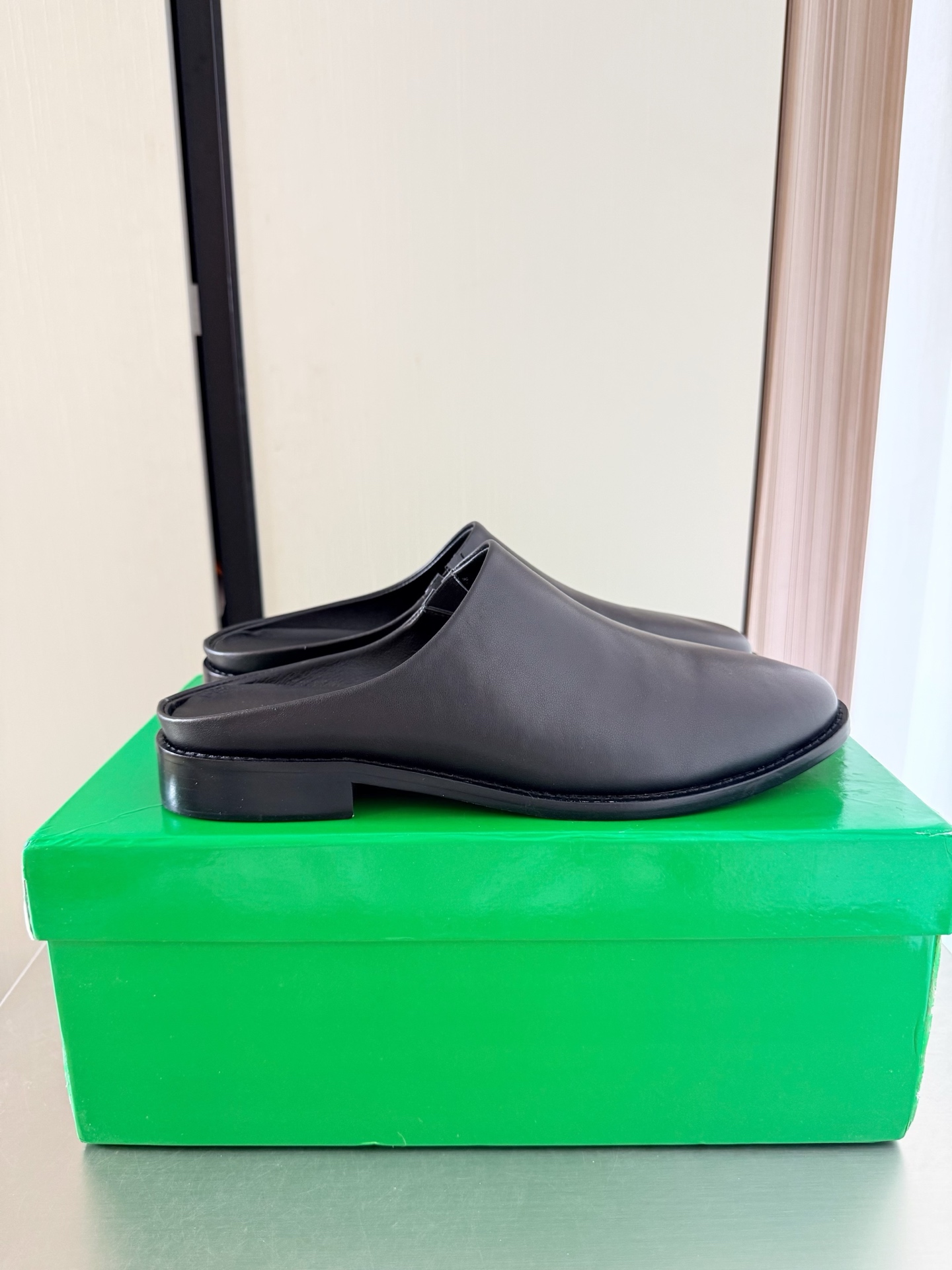 NO:816036,BV calfskin toe-toe slippers BV Knot series men's black cowhide This classic style is simply BV's latest ceiling. Two-color versatile. The first layer of calfskin is high-end and comfortable. The fabric is made of high-quality calfskin. The padding sheepskin lining is comfortable and high-end. The outsole is made of Italian genuine leather outsole & injection molded rubber process. Light dyeing process is used for benchmarking. Original packaging is used. The shoe bag is printed with rubber logo process. The most high-end in the market. Hot melt glue is used to shape the toe.  The heel is easy to rebound and does not deform. The upper stitching is made by an Italian computer sewing machine. The workmanship is fine. The original packaging is selected. Men's model 38 39 40 41 42 43 44 45 46 47 (Male 38 45 46 47 4620 4730 customized), semi-trailer, bottega veneta, slippers, cowhide, sheepskin, Leather soles19860909BV 小牛皮 包头拖鞋 BV Knot系列 男款 黑色牛皮 这款经典款 简直bv最新天花板啦 双色百搭   头层小牛皮高档舒适 面料选用优质小牛皮 垫脚羊皮内里舒适高端 大底选用意大利真皮大底&注塑橡胶工艺 运用轻染工艺 对标对版 选用原版包装 鞋子布袋采用印胶logo工艺 市场最高端 采用热熔胶定型鞋头 后跟 易回弹不变形  鞋面车线选用意大利电脑针车 做工精细 选用原版包装   男款 38 39 40 41 42 43 44 45 46 47（男38 45 46 47 4620 4730 定制）,半拖,bottega veneta,slippers,cowhide,sheepskin,Leather soles,Women's Shoes