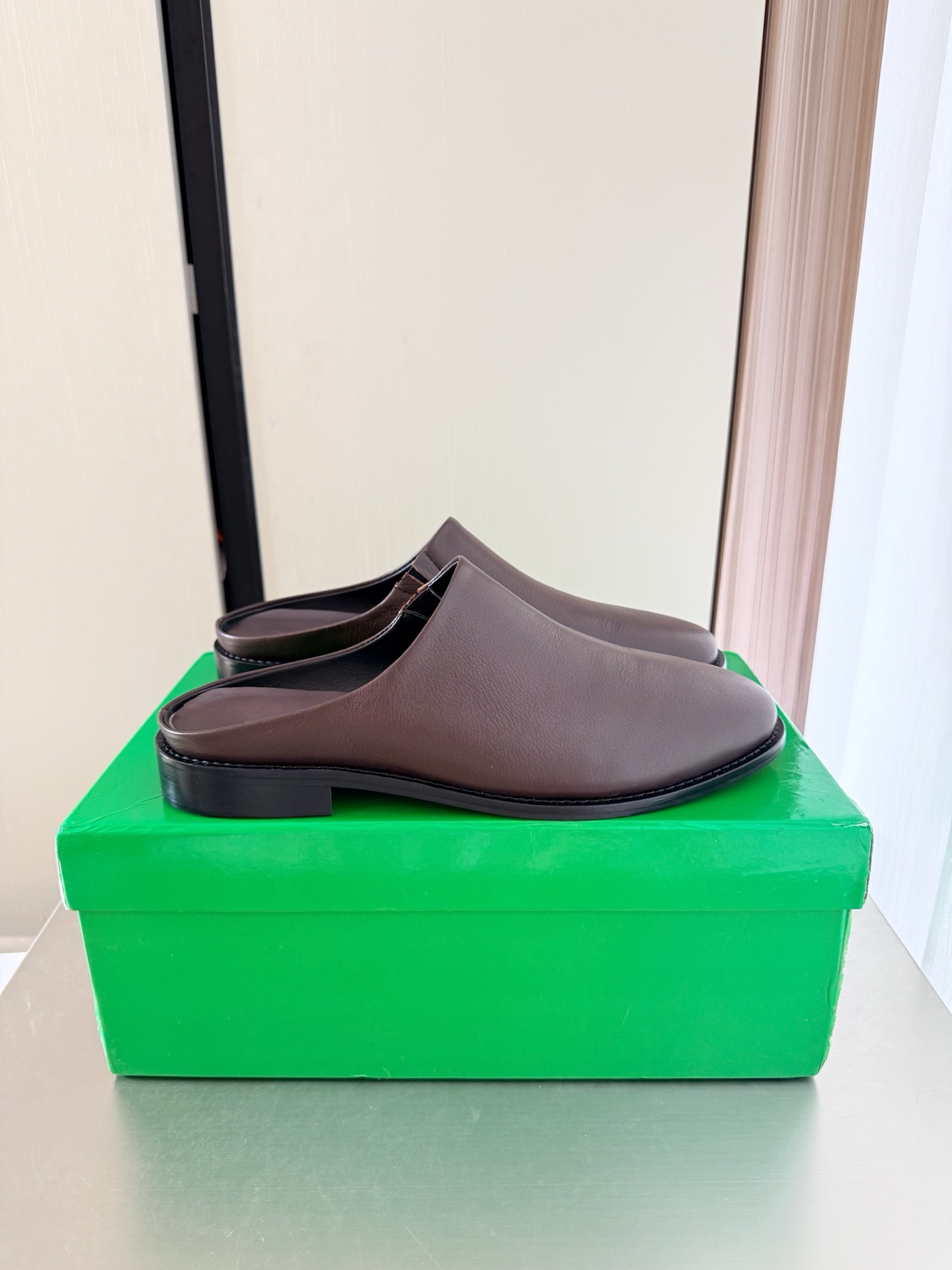 NO:816010,BV calfskin toe-toe slippers BV Knot series Men's model Brown cowhide This classic model is simply the latest ceiling of bv Two-color versatile Top-layer calfskin is high-end and comfortable Fabrics are made of high-quality calfskin Foot pads sheepskin lining is comfortable and high-end  The heel is easy to rebound and does not deform. The upper stitching is made by an Italian computer sewing machine. The workmanship is fine. The original packaging is selected. Men's model 38 39 40 41 42 43 44 45 46 47 (Male 38 45 46 47 4620 4730 customized), semi-trailer, bottega veneta, slippers, cowhide, sheepskin, Leather soles19860909BV 小牛皮 包头拖鞋 BV Knot系列 男款 咖啡色 牛皮 这款经典款 简直bv最新天花板啦 双色百搭   头层小牛皮高档舒适 面料选用优质小牛皮 垫脚羊皮内里舒适高端 大底选用意大利真皮大底&注塑橡胶工艺 运用轻染工艺 对标对版 选用原版包装 鞋子布袋采用印胶logo工艺 市场最高端 采用热熔胶定型鞋头 后跟 易回弹不变形  鞋面车线选用意大利电脑针车 做工精细 选用原版包装   男款 38 39 40 41 42 43 44 45 46 47（男38 45 46 47 4620 4730 定制）,半拖,bottega veneta,slippers,cowhide,sheepskin,Leather soles,Women's Shoes