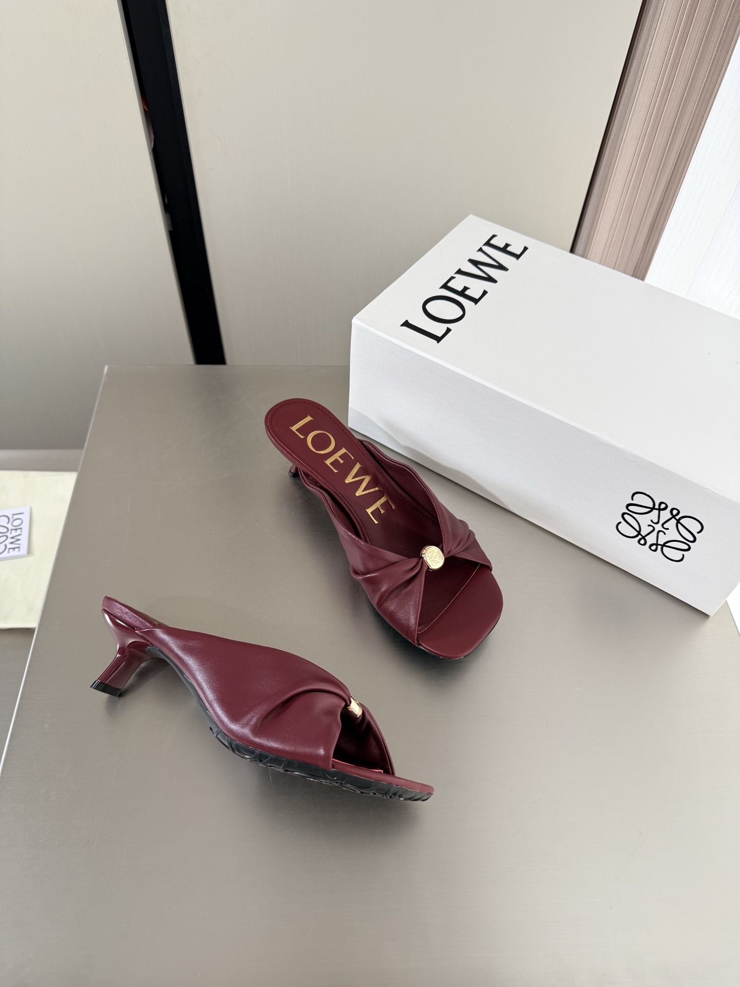 NO:815587,Medium heel pleated round buckle slippers Loewe slippers soft and comfortable heel height 4.5cm upper lambskin lining: lambskin Italian genuine leather injection outsole burgundy loewe super versatile in autumn cat heel toe shoes This is comfortable and versatile! Super suitable for wide and high insteps, no running-in period required, and the old color is very special, and there will be no deep crease marks Recommended index: loewe  Soft and comfortable 35 36 37 38 39 40 41 42 43 (40 41 42 43 customized code number) equipped with original packaging, slippers, loewe, loewe, slippers, sheepskin19860909中跟 褶皱 圆扣拖鞋 罗意威 Loewe 拖鞋 柔软舒适 跟高 4.5cm 鞋面小羊皮 内里: 小羊皮 意大利真皮注塑大底 酒红  loewe秋日超百搭 猫跟包头单鞋 这款舒服又百搭! 超级适合宽和高脚背,不需要磨合期,并且做旧色很特别,也不会有很深的褶痕印 推荐指数: loewe 柔美舒适 35 36 37 38 39 40 41 42 43（40 41 42 43 定制码数） 配置原版包装,拖鞋,loewe,loewe,slippers,sheepskin,Women's Shoes
